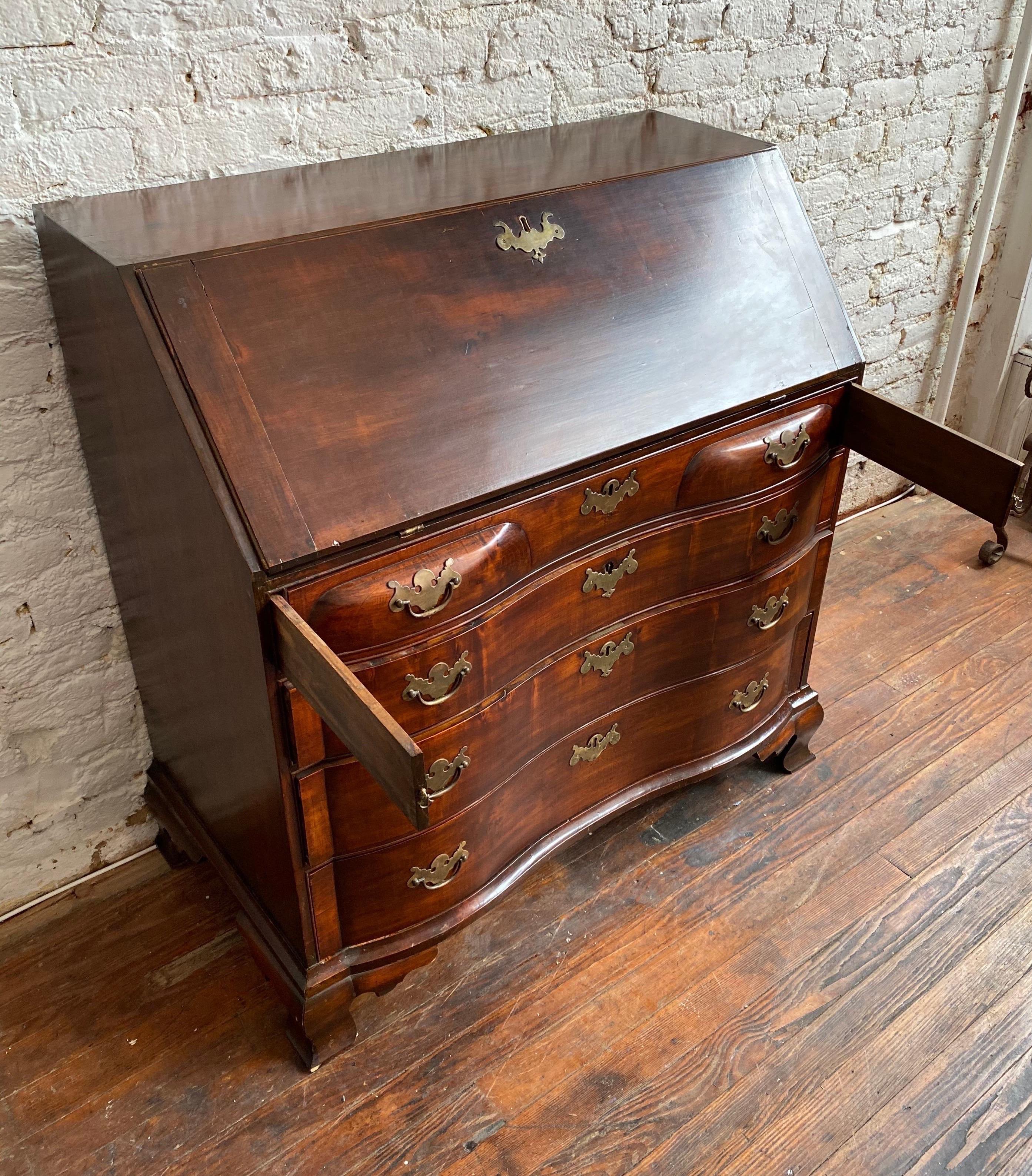 Frühes 19. Jahrhundert Amerikanischer Mahagoni-Schrägfront-Schreibtisch im Angebot 3
