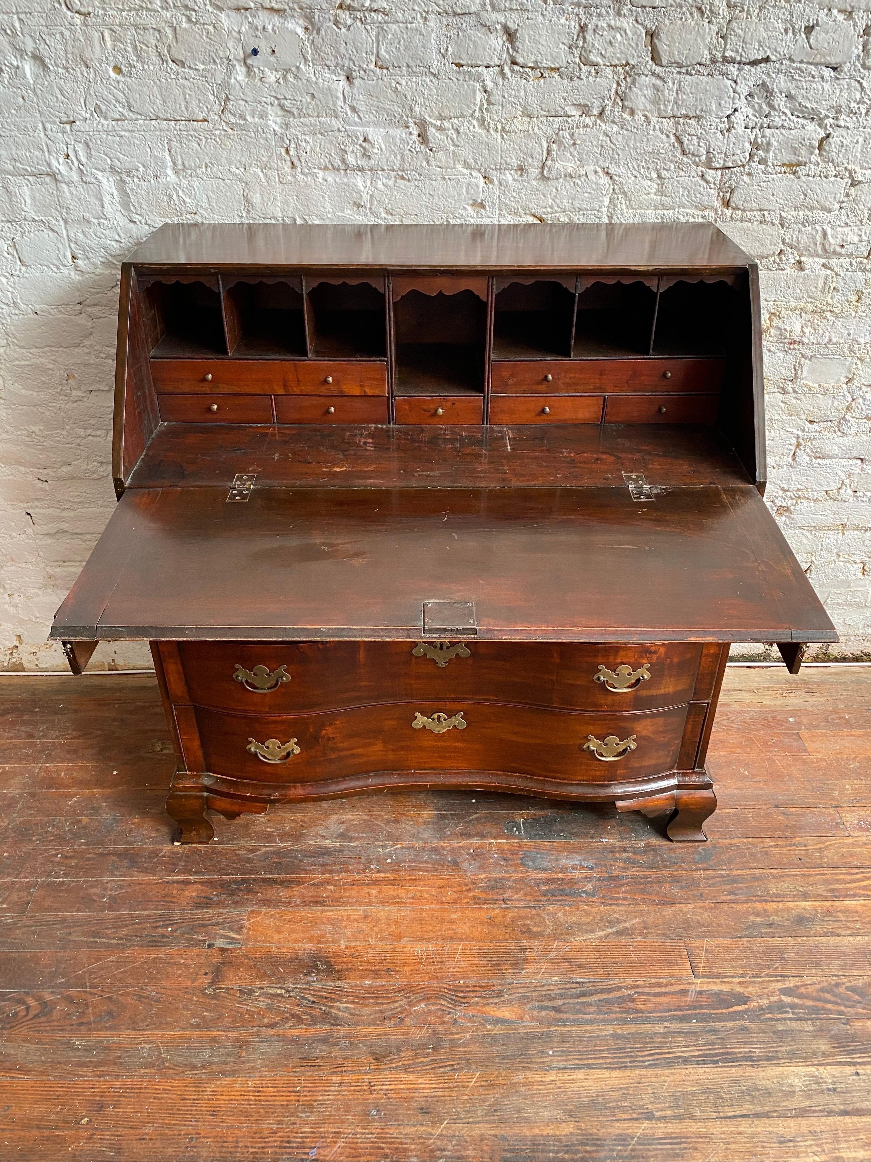 Frühes 19. Jahrhundert Amerikanischer Mahagoni-Schrägfront-Schreibtisch im Angebot 4