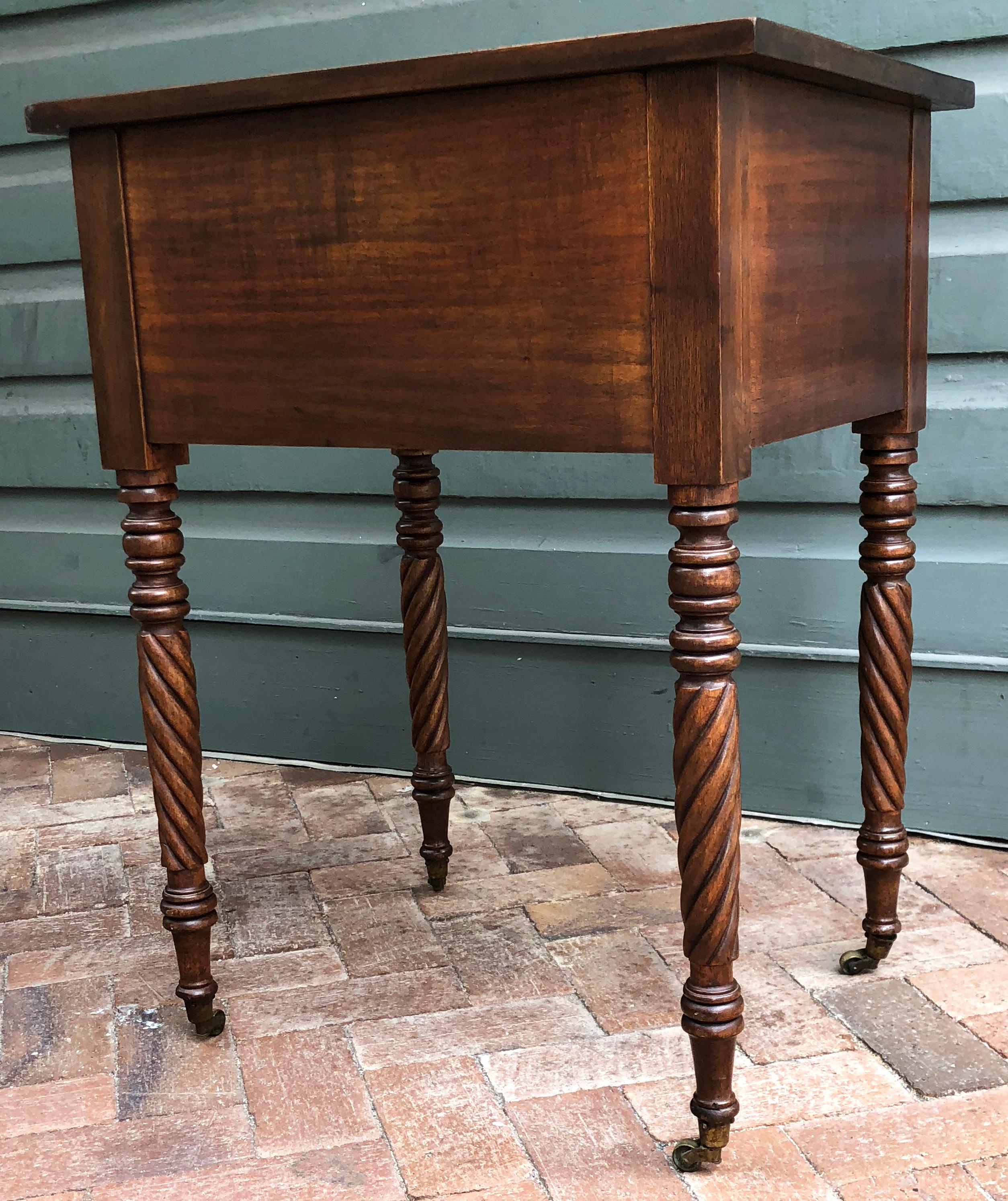  Early 19th Century American Mahogany Work Table with Turned Legs In Excellent Condition In Charleston, SC