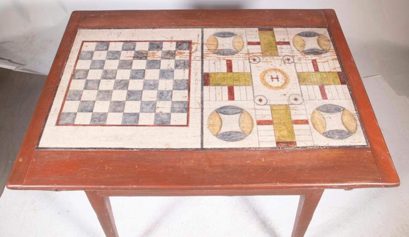 Primitif Table de taverne en pin peint du début du 19e siècle avec plateau de jeu en vente
