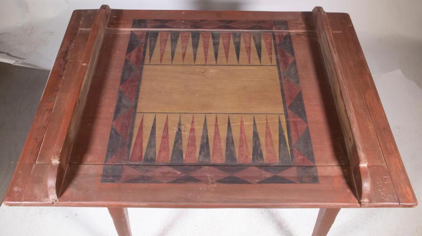 Amerikanischer Taverntisch aus bemaltem Kiefernholz mit Spielplatte aus dem frühen 19. Jahrhundert (amerikanisch) im Angebot