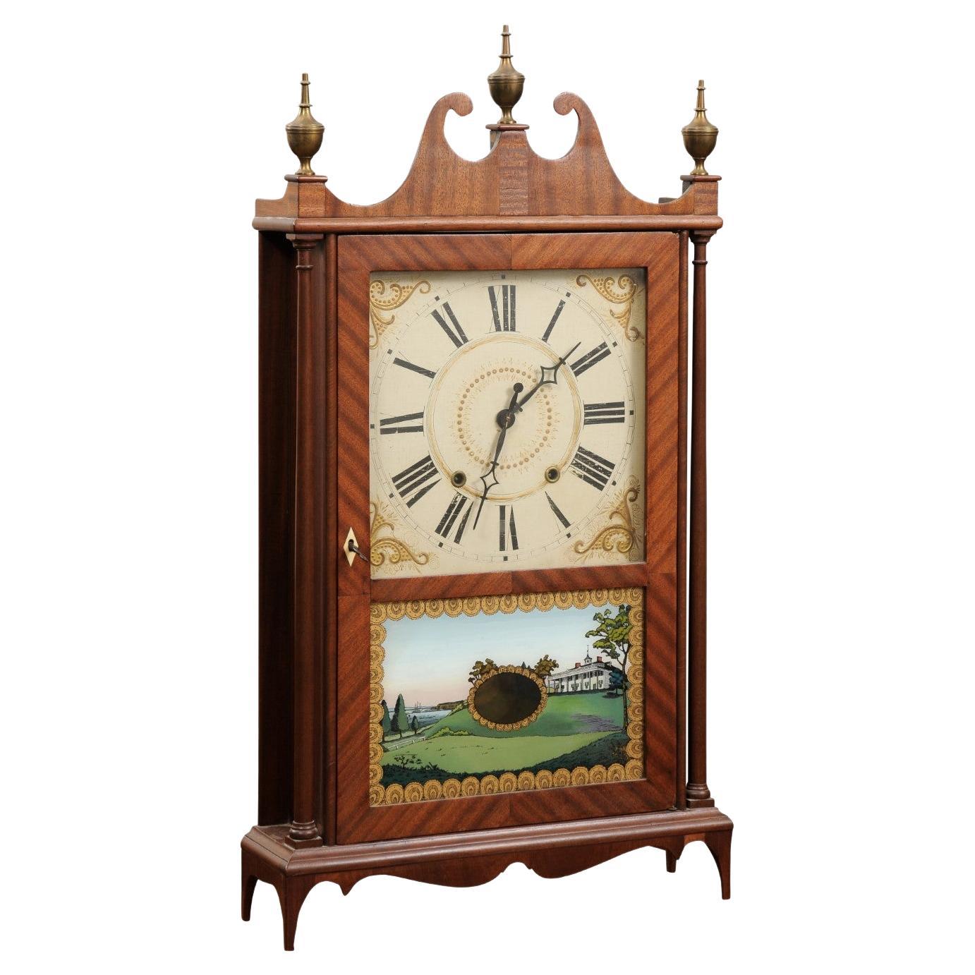 Horloge américaine à pilier et à volutes en acajou du début du 19e siècle