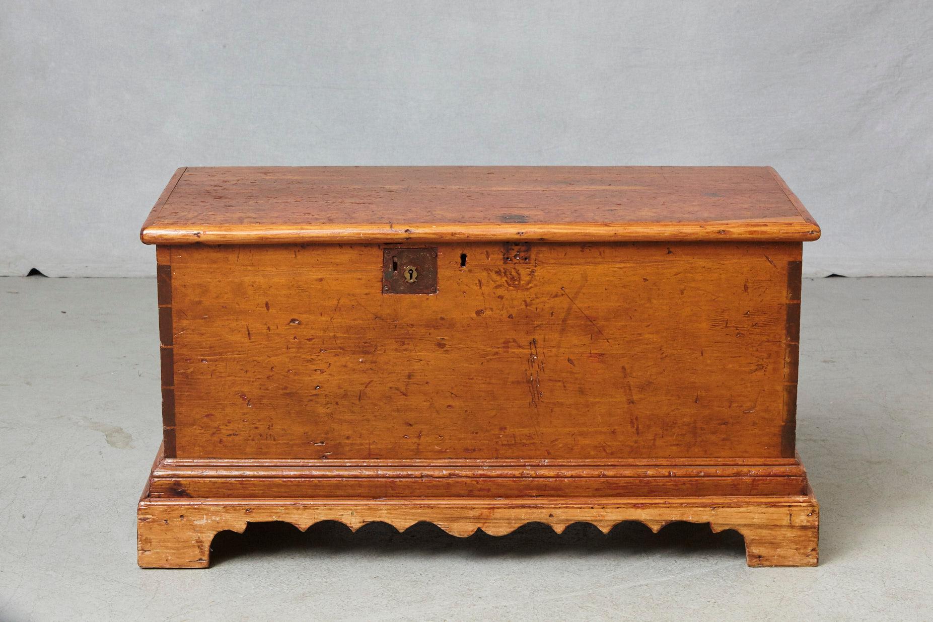 Early 19th century American pine chest or trunk, circa 1820s, probably from New England.
Beautiful dovetail construction, original hardware and hand-carved apron. 
Name of the former owner 