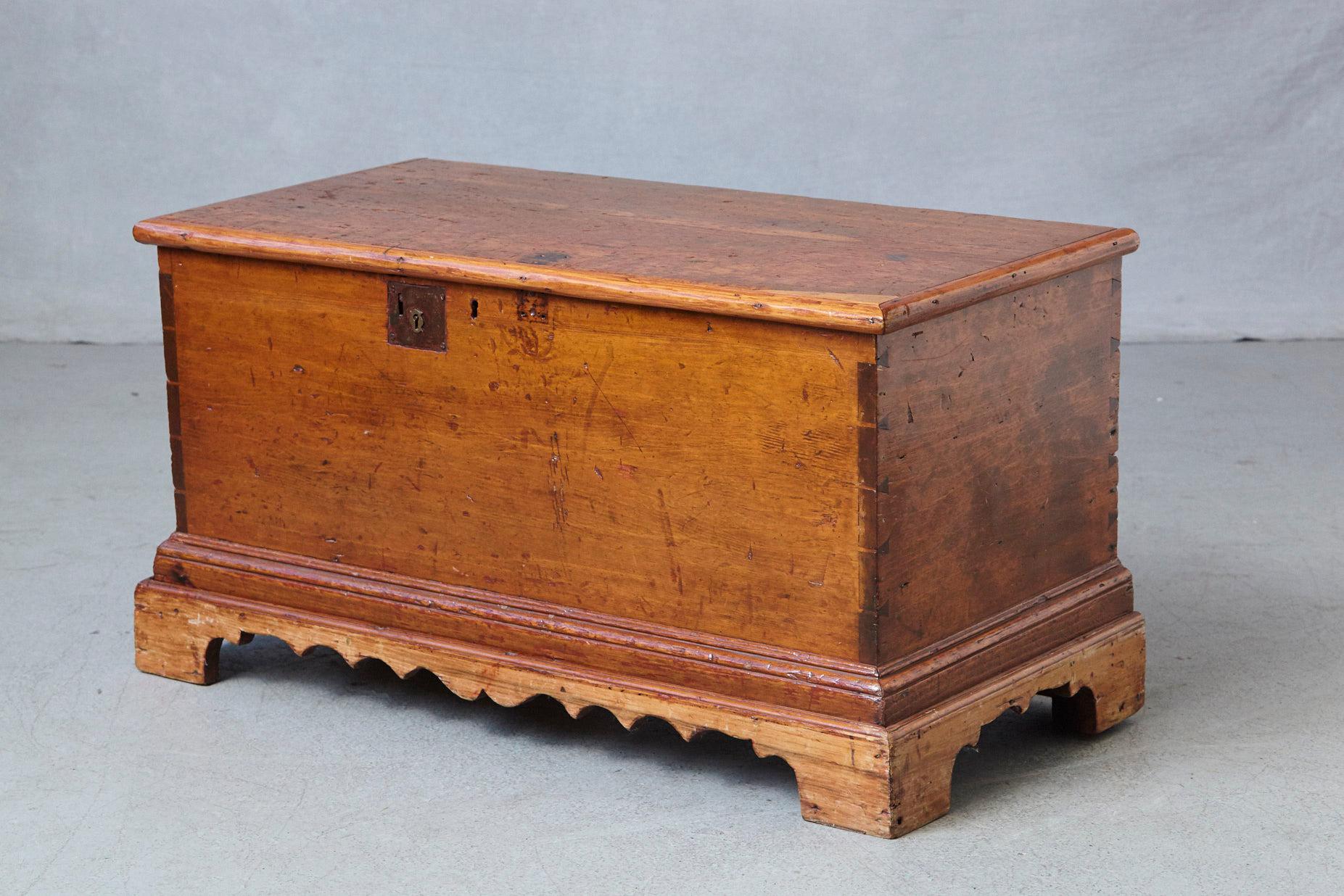 Early 19th Century American Pine Blanket Chest or Trunk, circa 1820s In Good Condition In Pau, FR