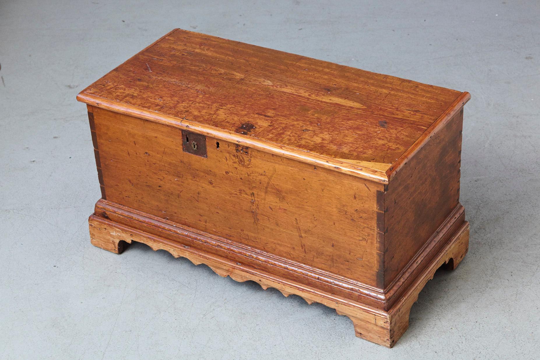 Early 19th Century American Pine Blanket Chest or Trunk, circa 1820s 5