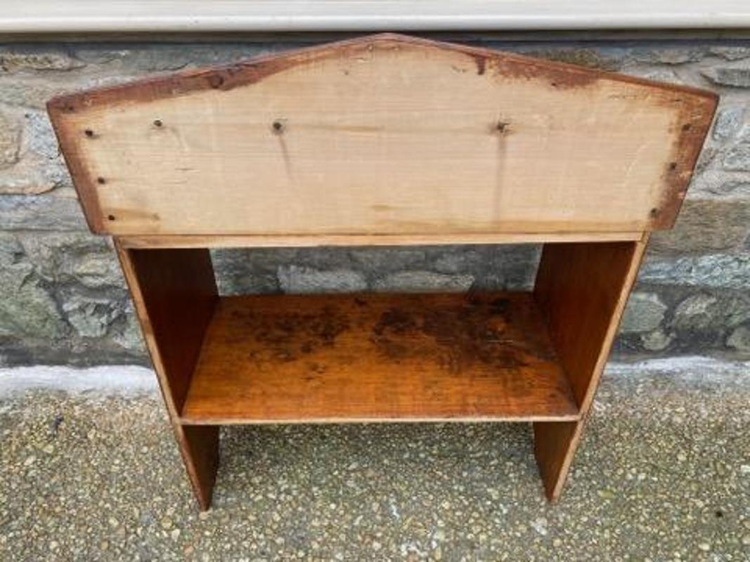 Early 19th Century American Primitive Pine Bucket Bench In Good Condition For Sale In Middleburg, VA