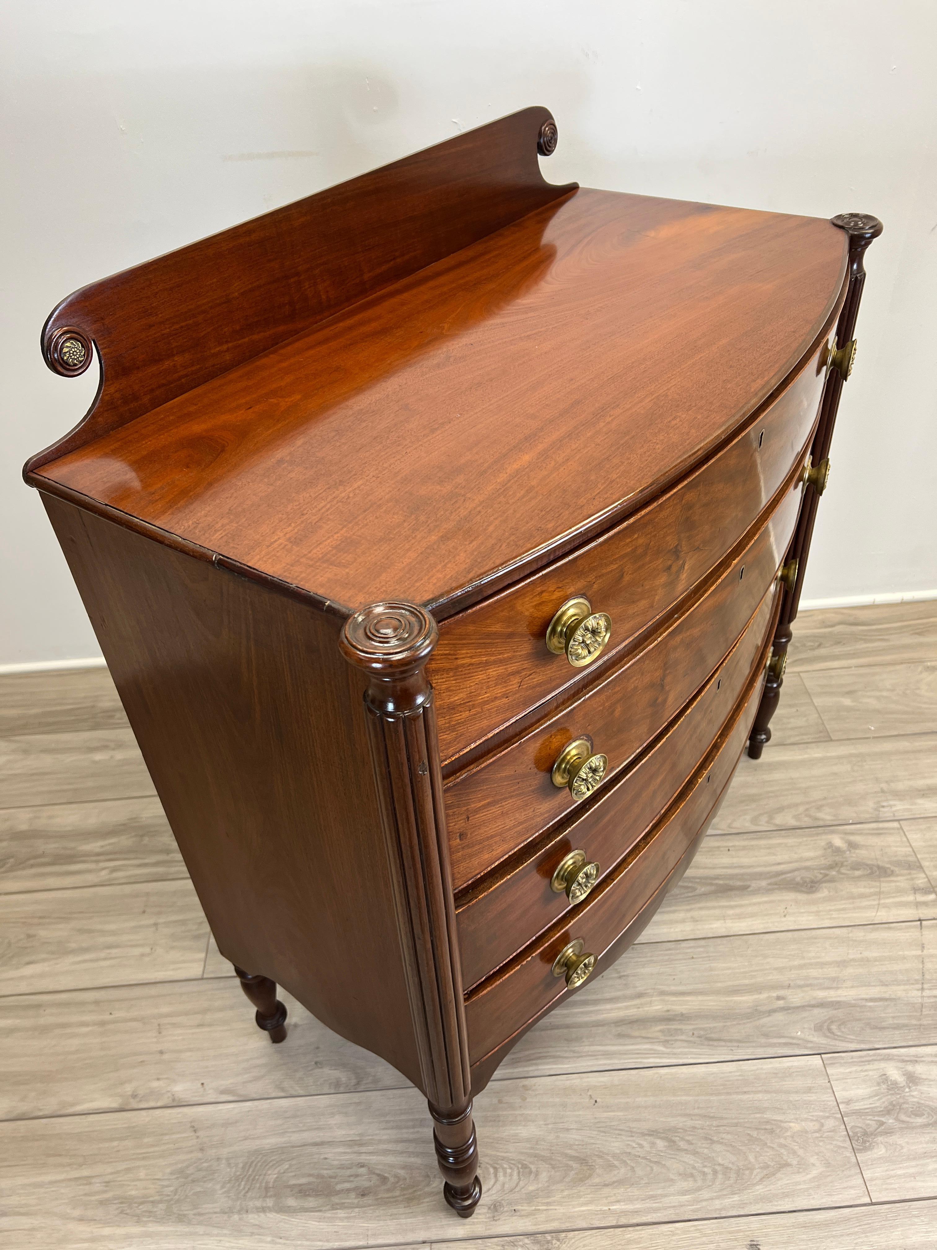Early 19th Century American Sheraton Bow Front Chest of Drawers For Sale 10