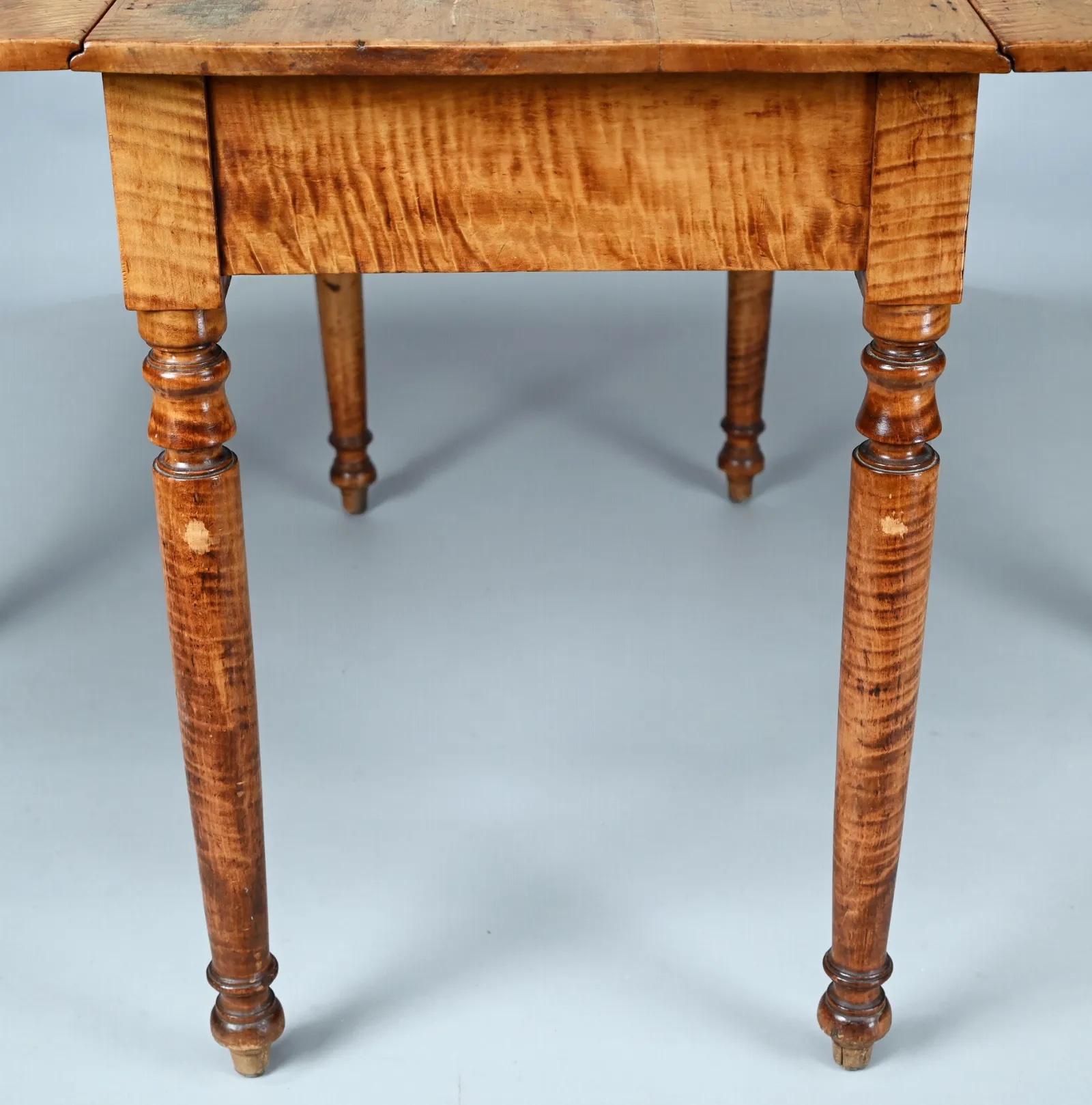 Early 19th Century American Sheraton Tiger Maple Drop Leaf Dining Table In Good Condition For Sale In Essex, MA
