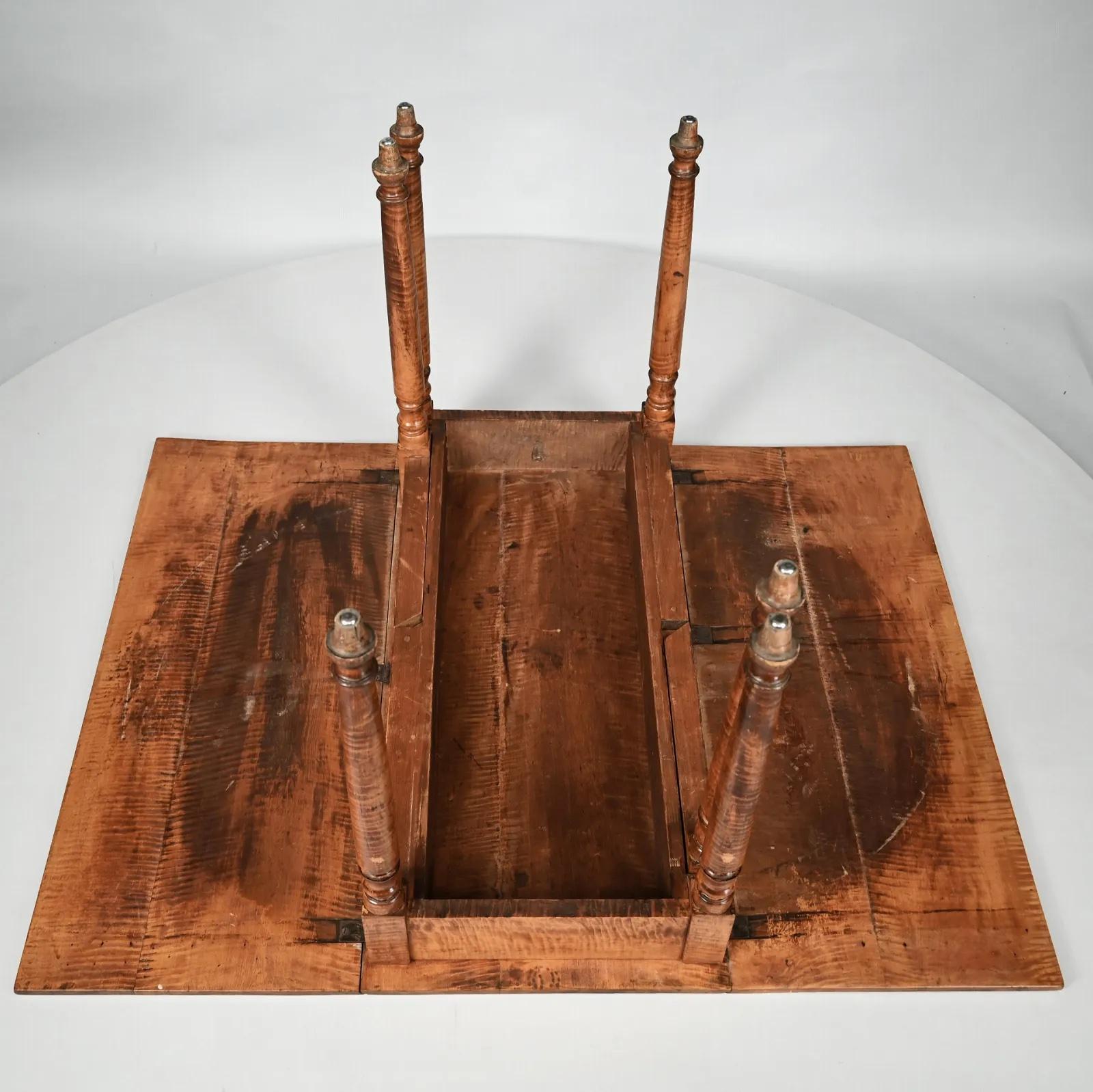 Early 19th Century American Sheraton Tiger Maple Drop Leaf Dining Table For Sale 1