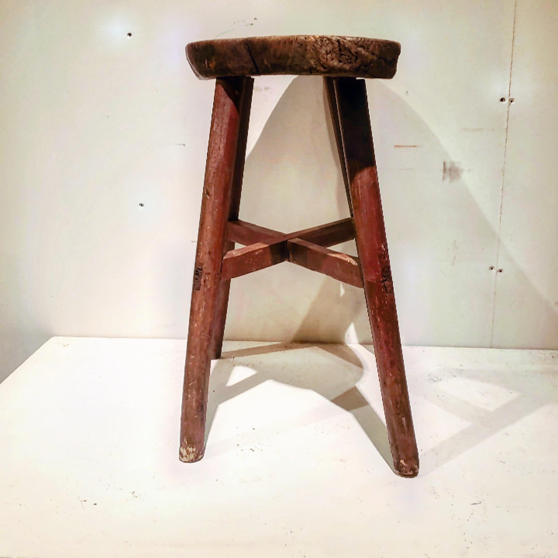 Early 19th Century American Stool in Old Red Wash In Good Condition For Sale In New York, NY