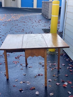 Early 19th Century American Tiger Maple Drop Leaf Table