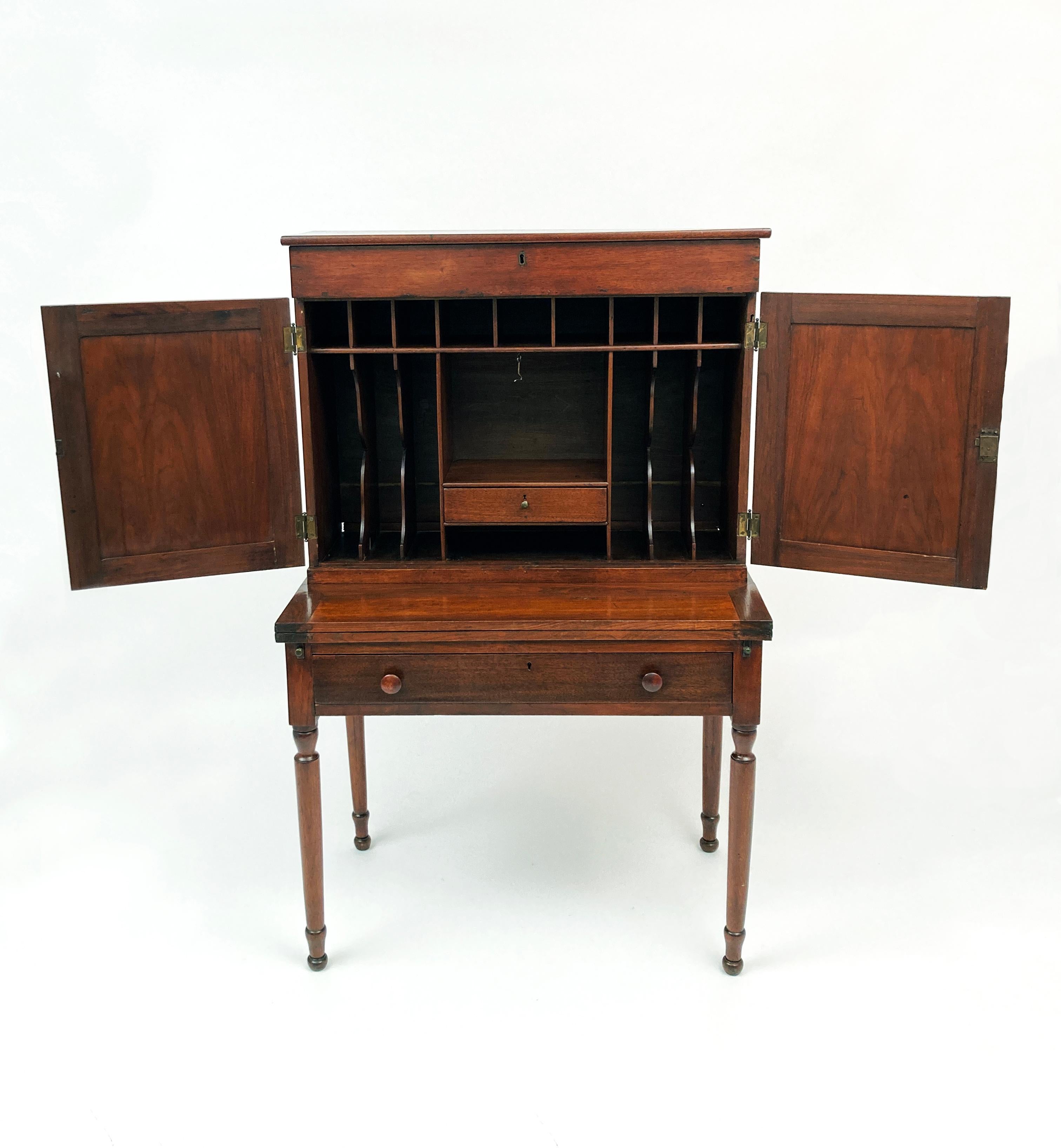 Early 19th Century American Walnut Federal Style Drop-Front Desk For Sale 6