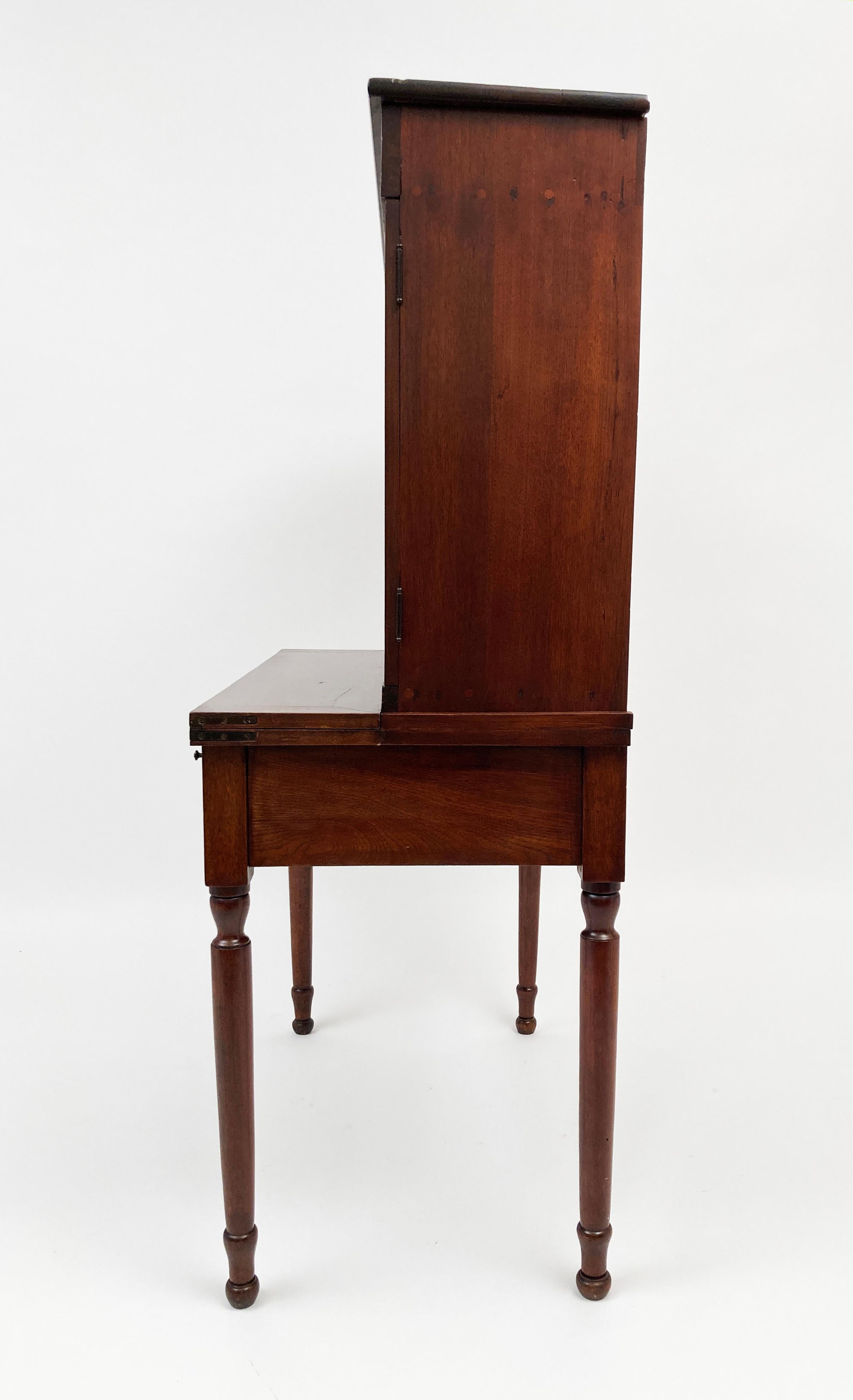 Frühes 19. Jahrhundert Amerikanischer Nussbaum Federal Style Drop-Front-Schreibtisch im Angebot 6
