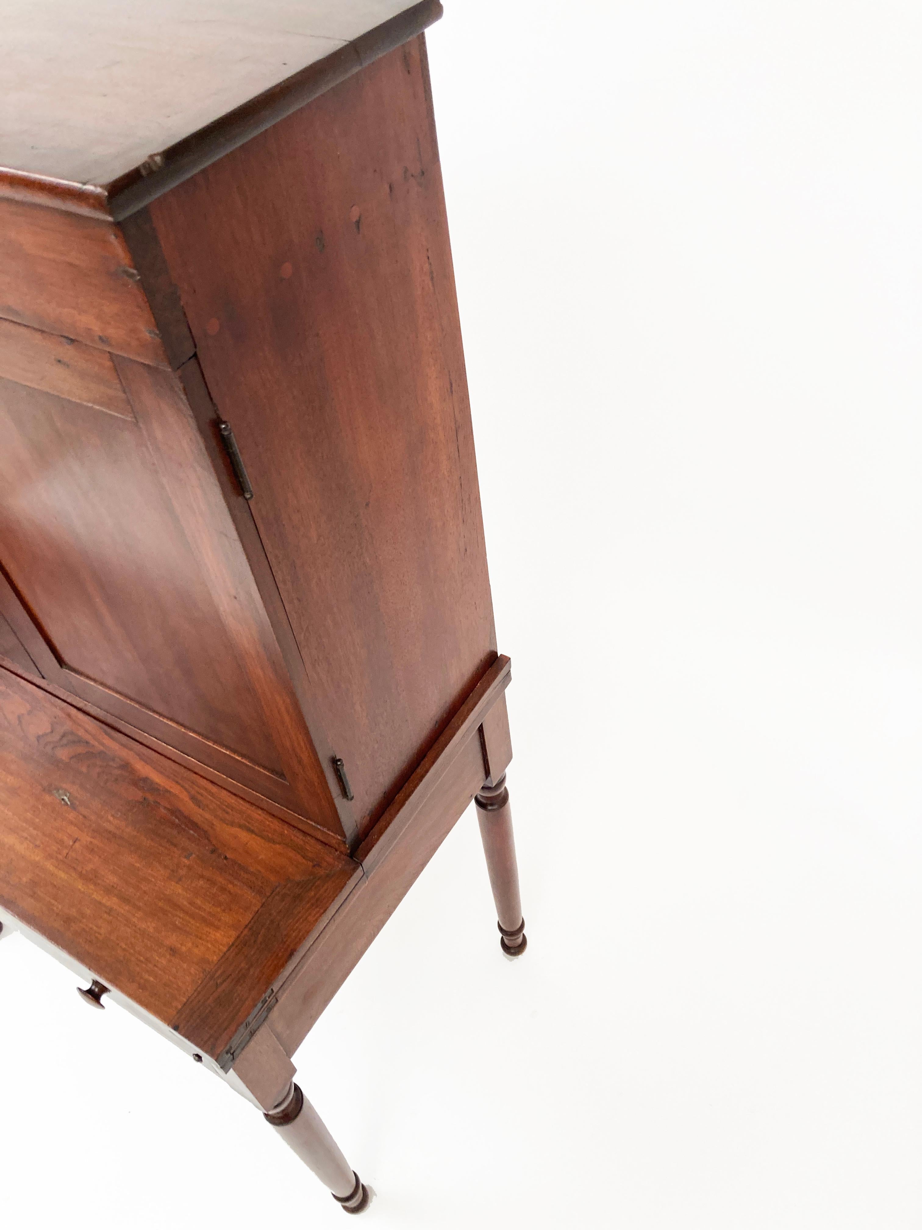 Early 19th Century American Walnut Federal Style Drop-Front Desk 6