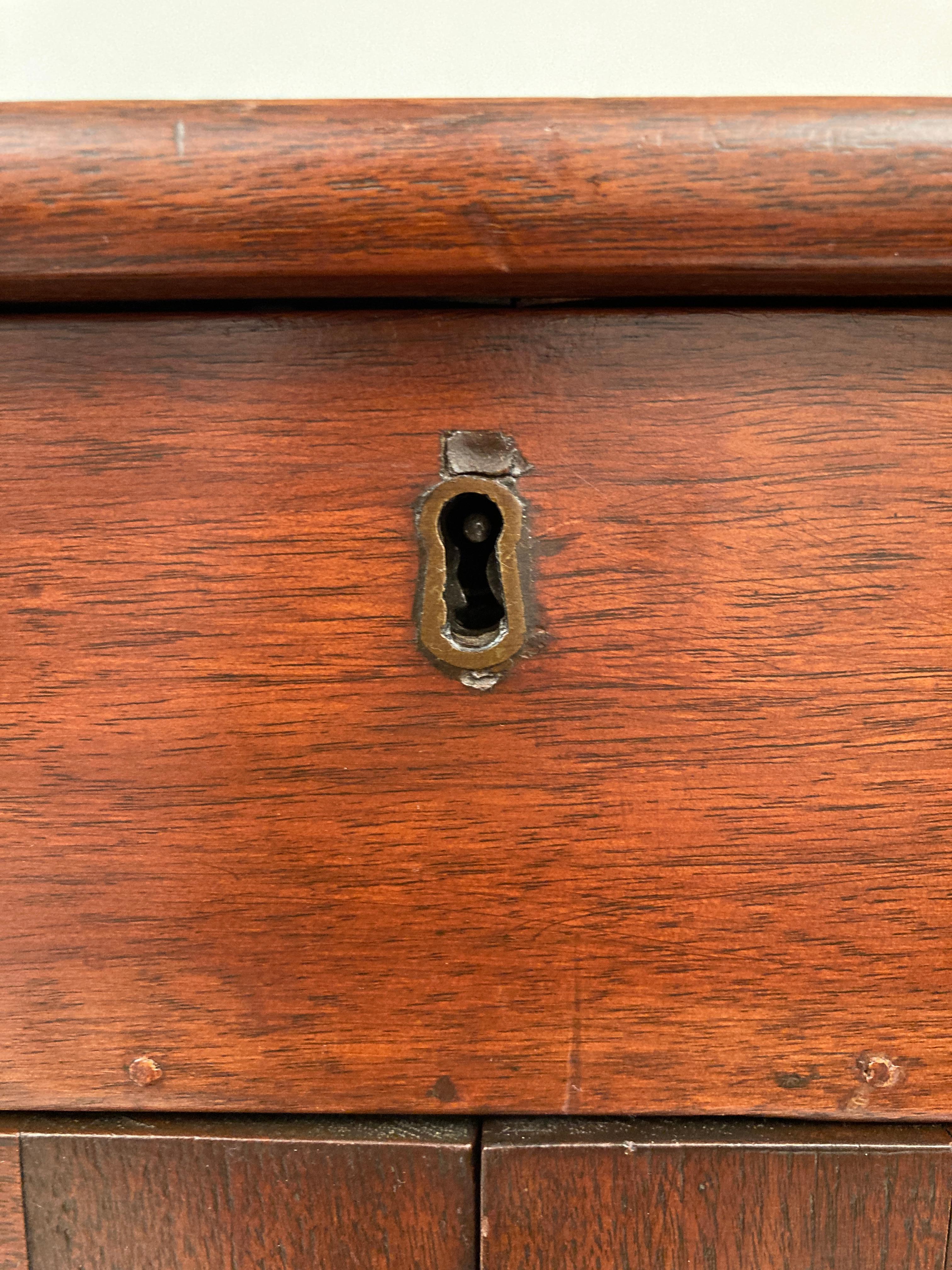 Early 19th Century American Walnut Federal Style Drop-Front Desk For Sale 1