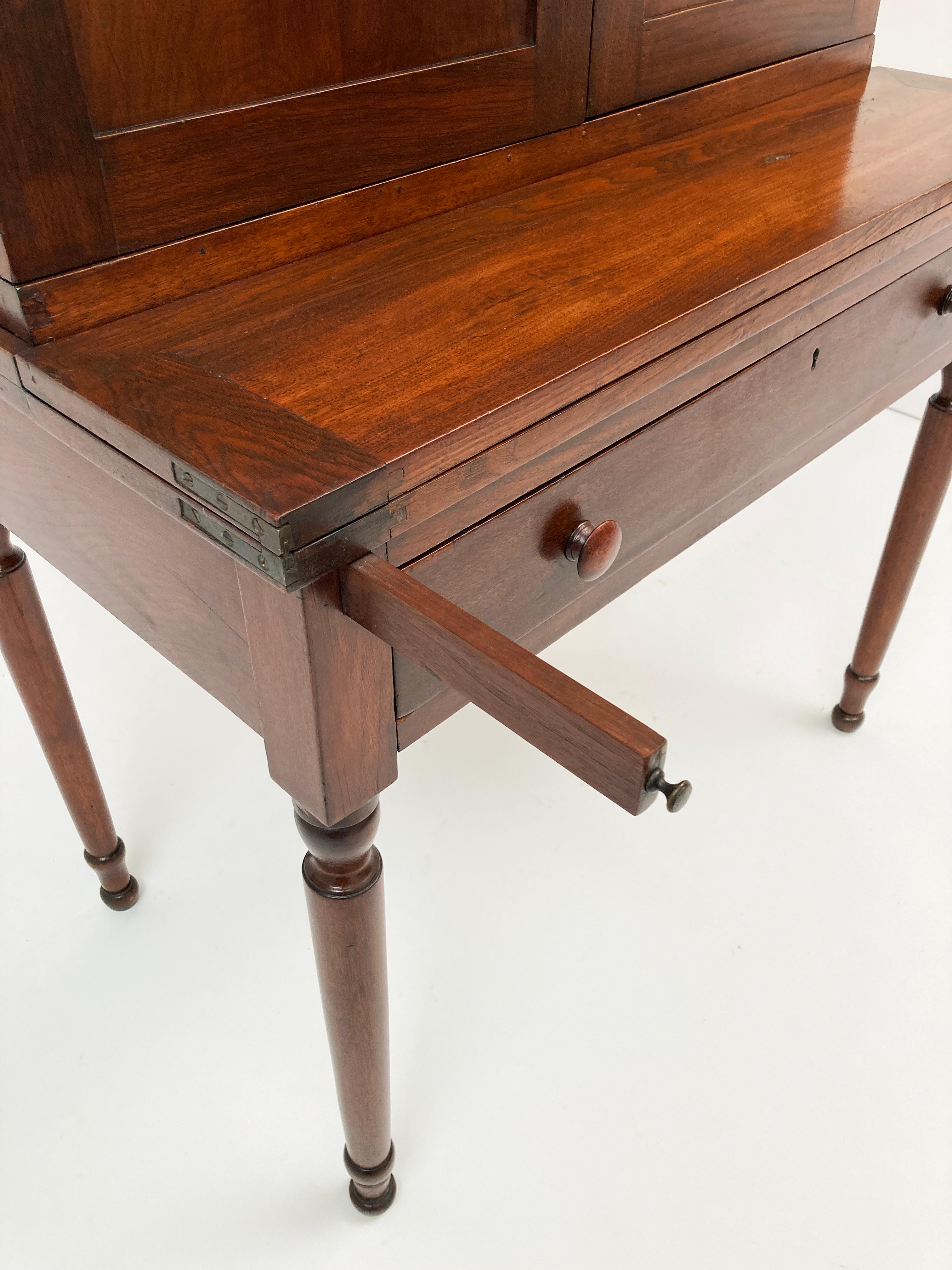 Frühes 19. Jahrhundert Amerikanischer Nussbaum Federal Style Drop-Front-Schreibtisch im Angebot 1