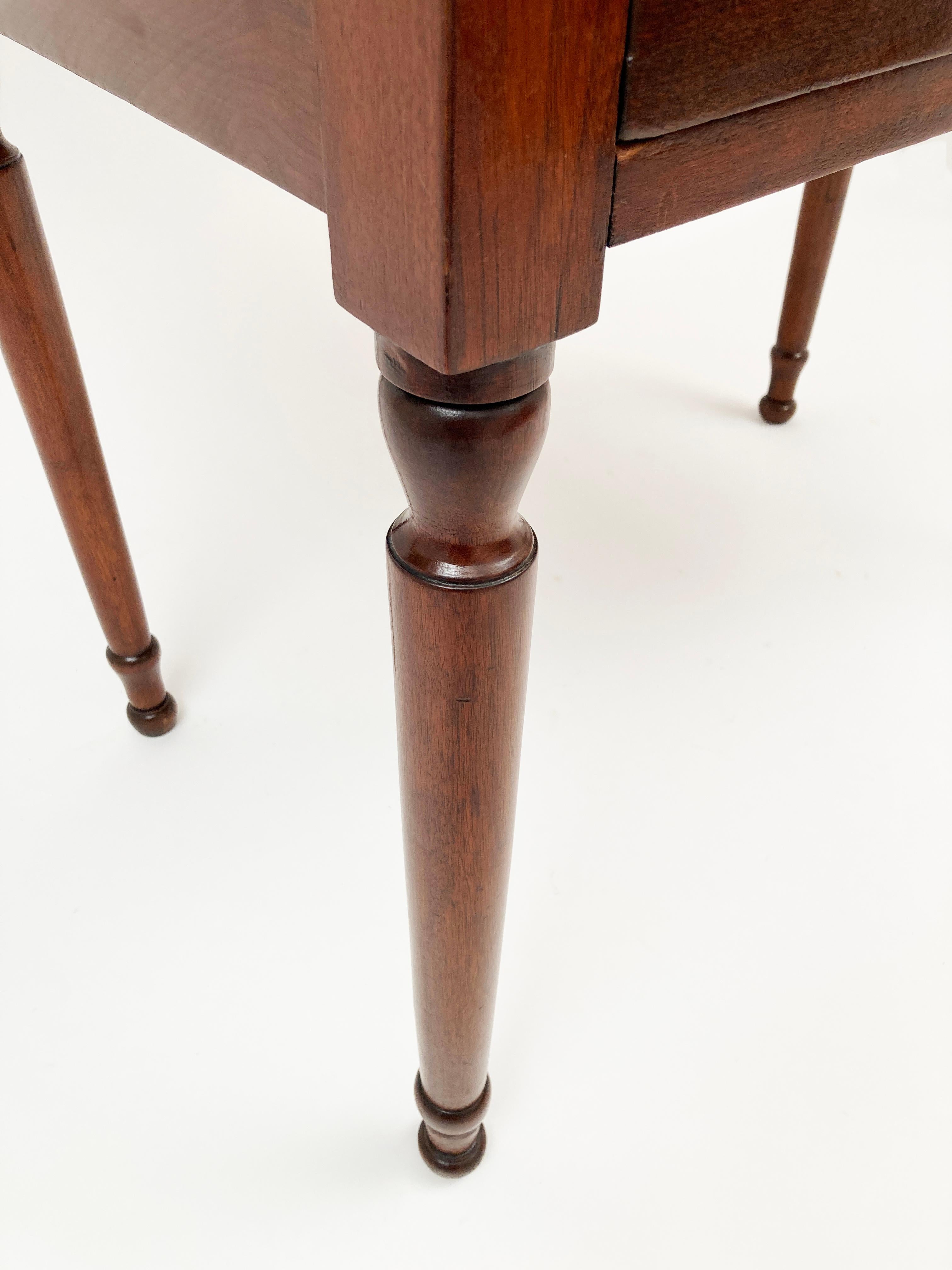 Frühes 19. Jahrhundert Amerikanischer Nussbaum Federal Style Drop-Front-Schreibtisch im Angebot 3