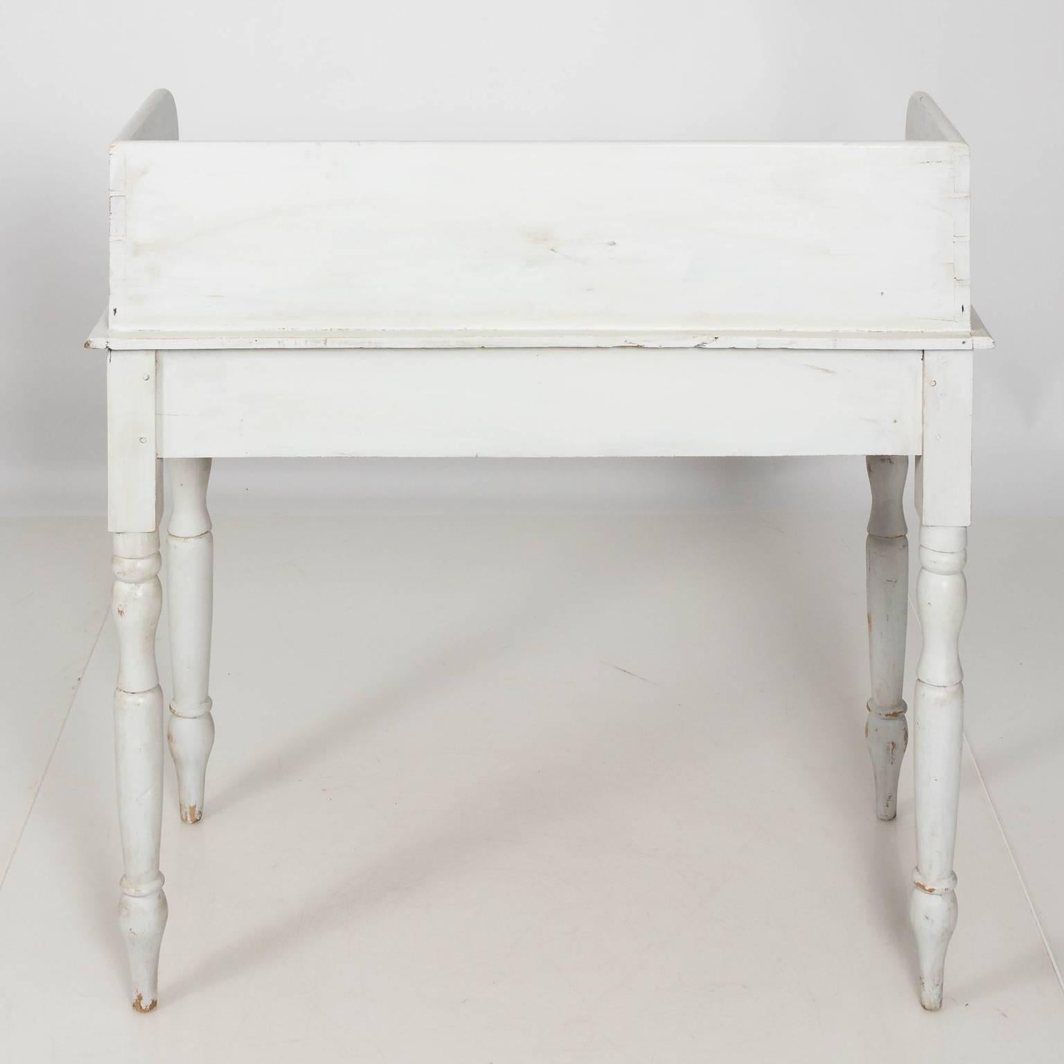 Early 19th Century American White Painted Pinewood Washstand 6