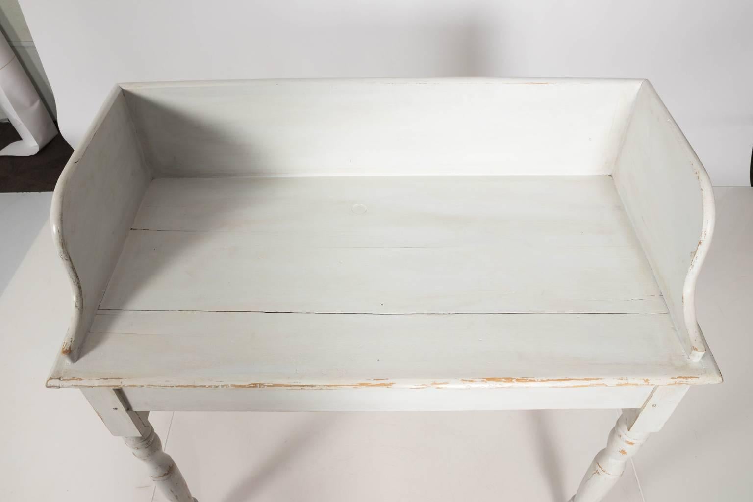 Early 19th Century American White Painted Pinewood Washstand In Good Condition In Stamford, CT