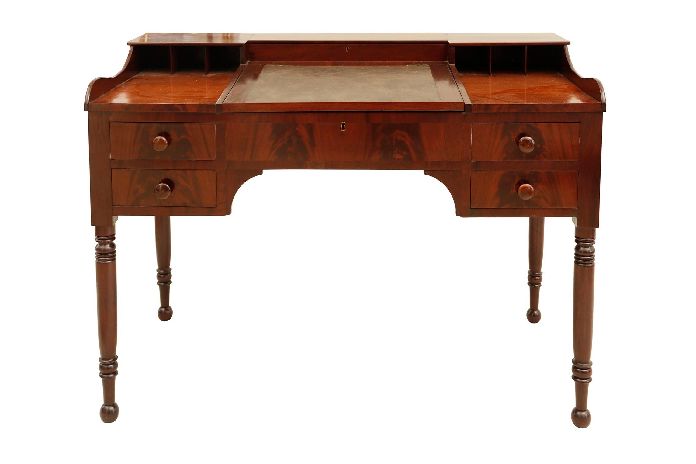 A beautiful Federal (1820-1830) writing desk.