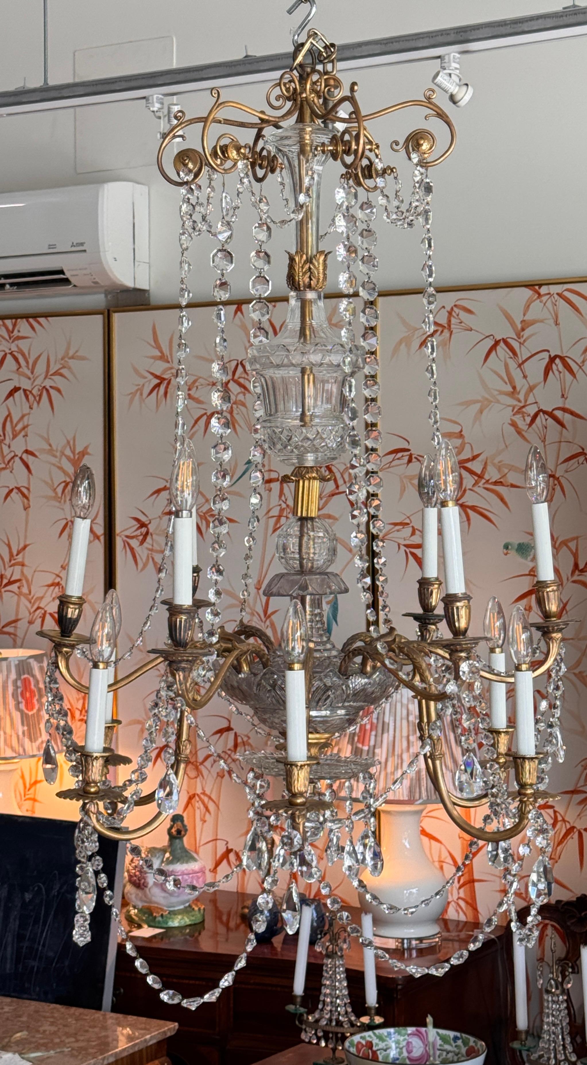 Britannique Lustre anglo-irlandais du début du XIXe siècle en cristal et bronze doré en vente