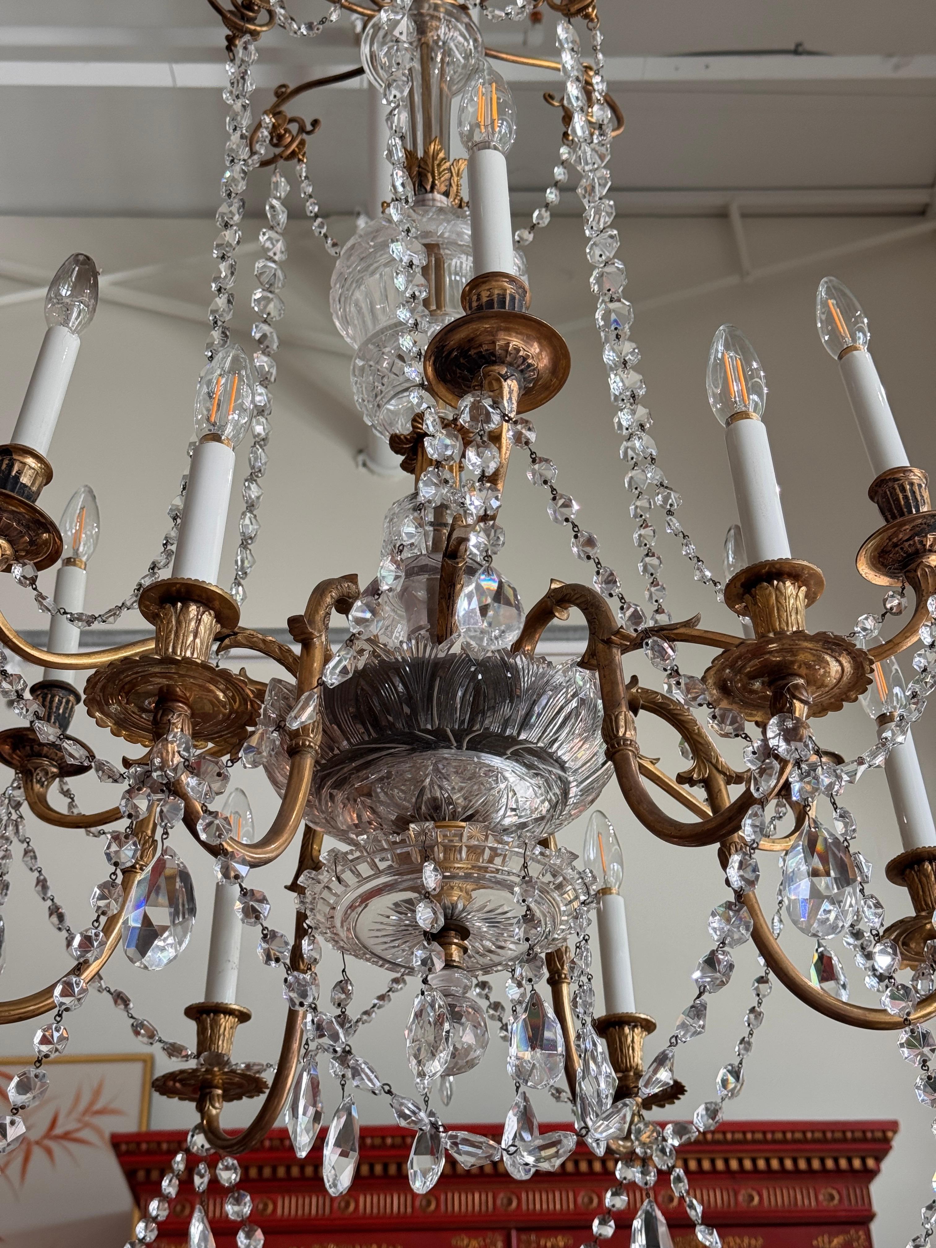 Lustre anglo-irlandais du début du XIXe siècle en cristal et bronze doré en vente 1
