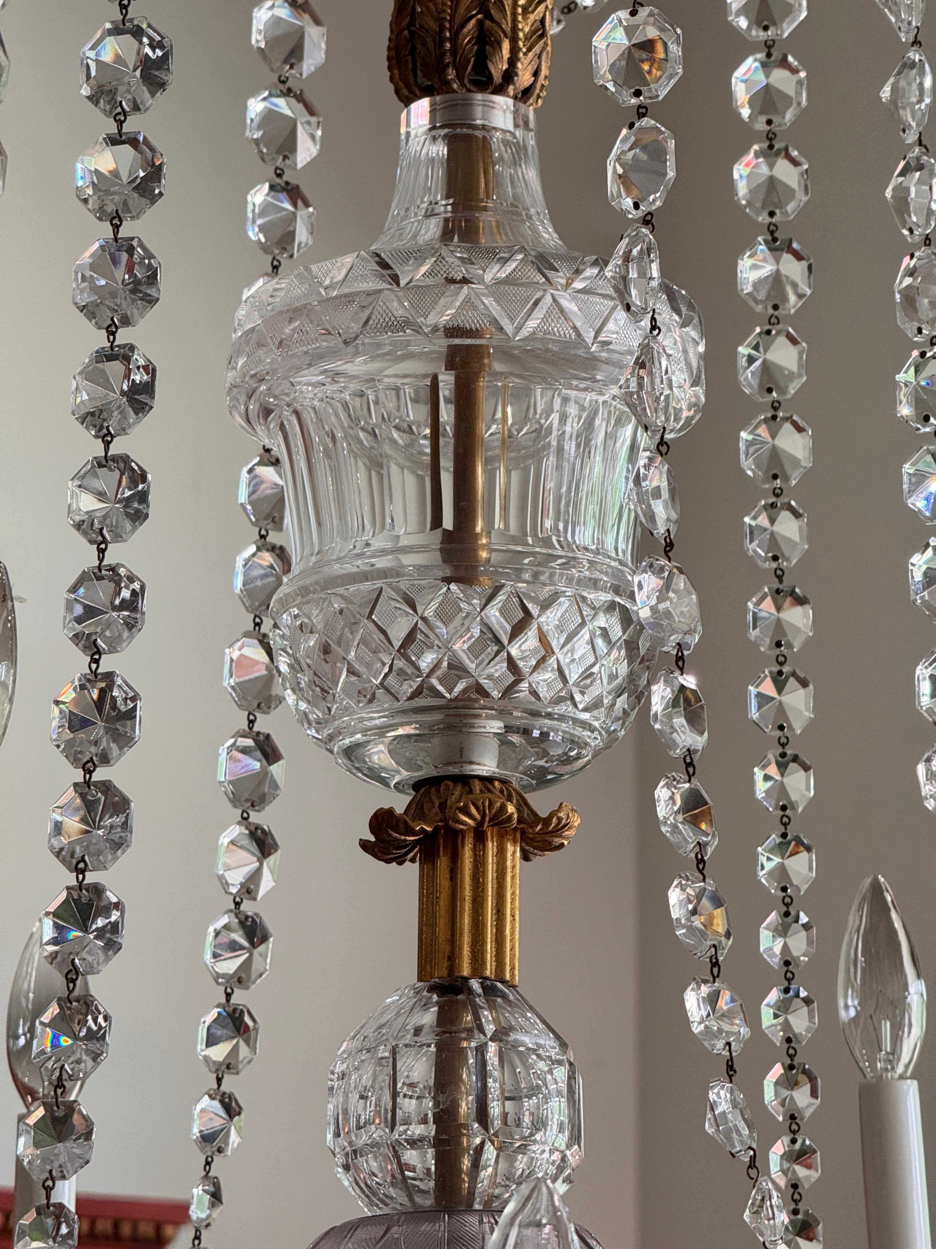 Lustre anglo-irlandais du début du XIXe siècle en cristal et bronze doré en vente 2
