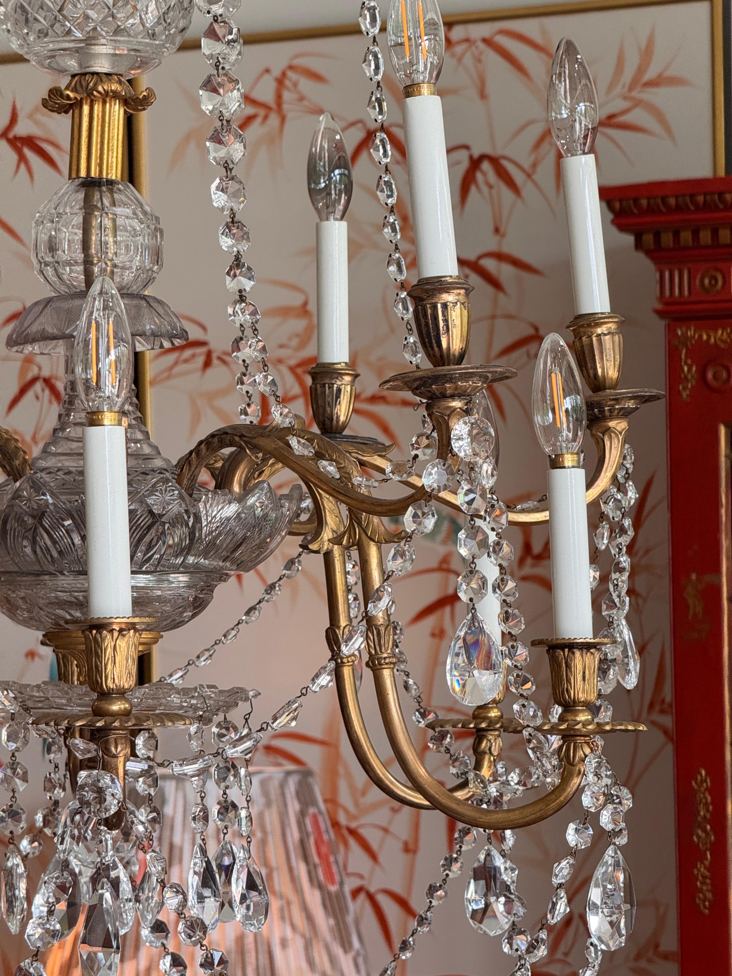 Lustre anglo-irlandais du début du XIXe siècle en cristal et bronze doré en vente 3