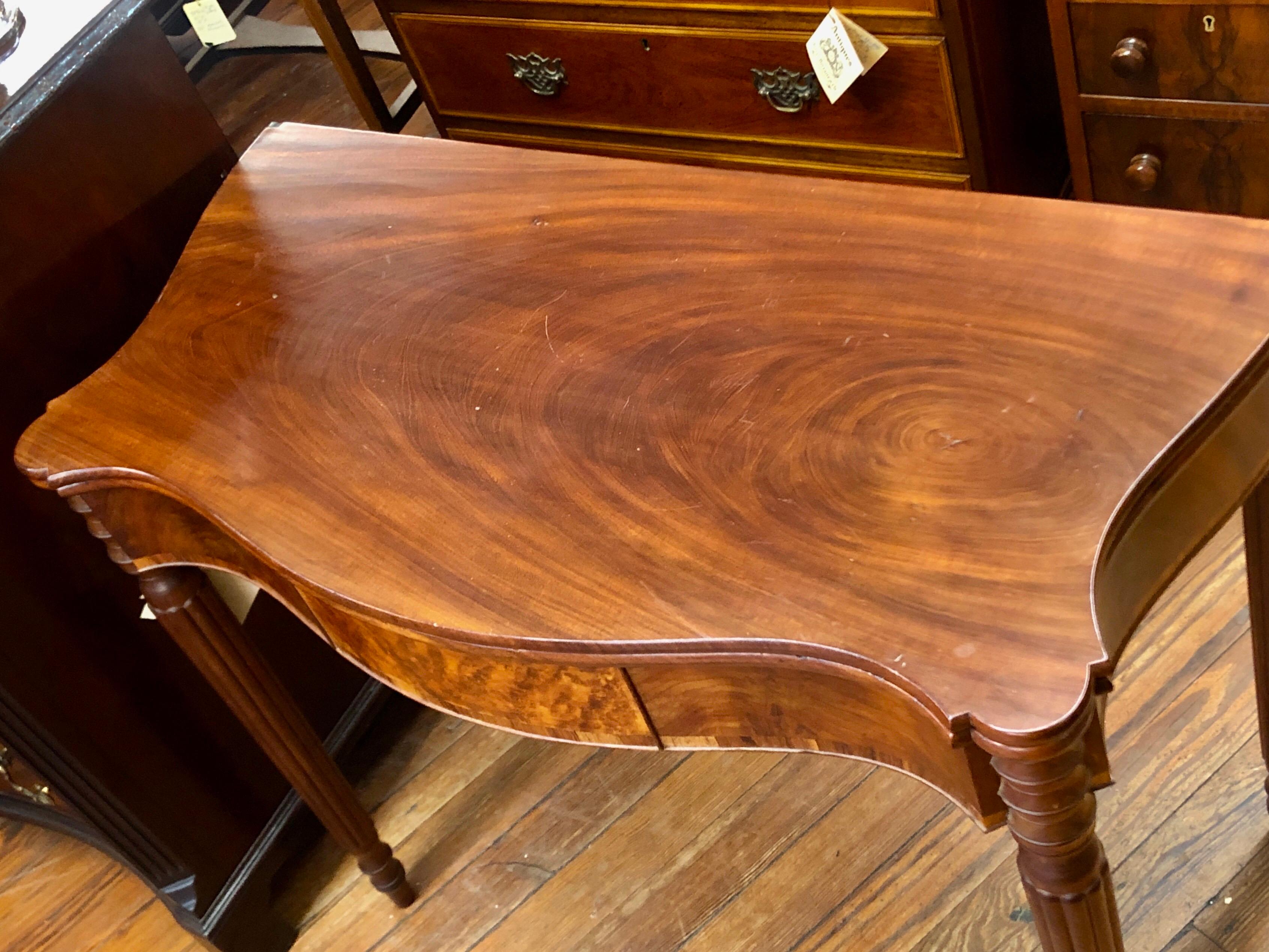 Antiker amerikanischer Federal Mahog.- und Birkenholz-Spieltisch mit Klappe aus dem frhen 19. Jahrhundert (Handgefertigt) im Angebot