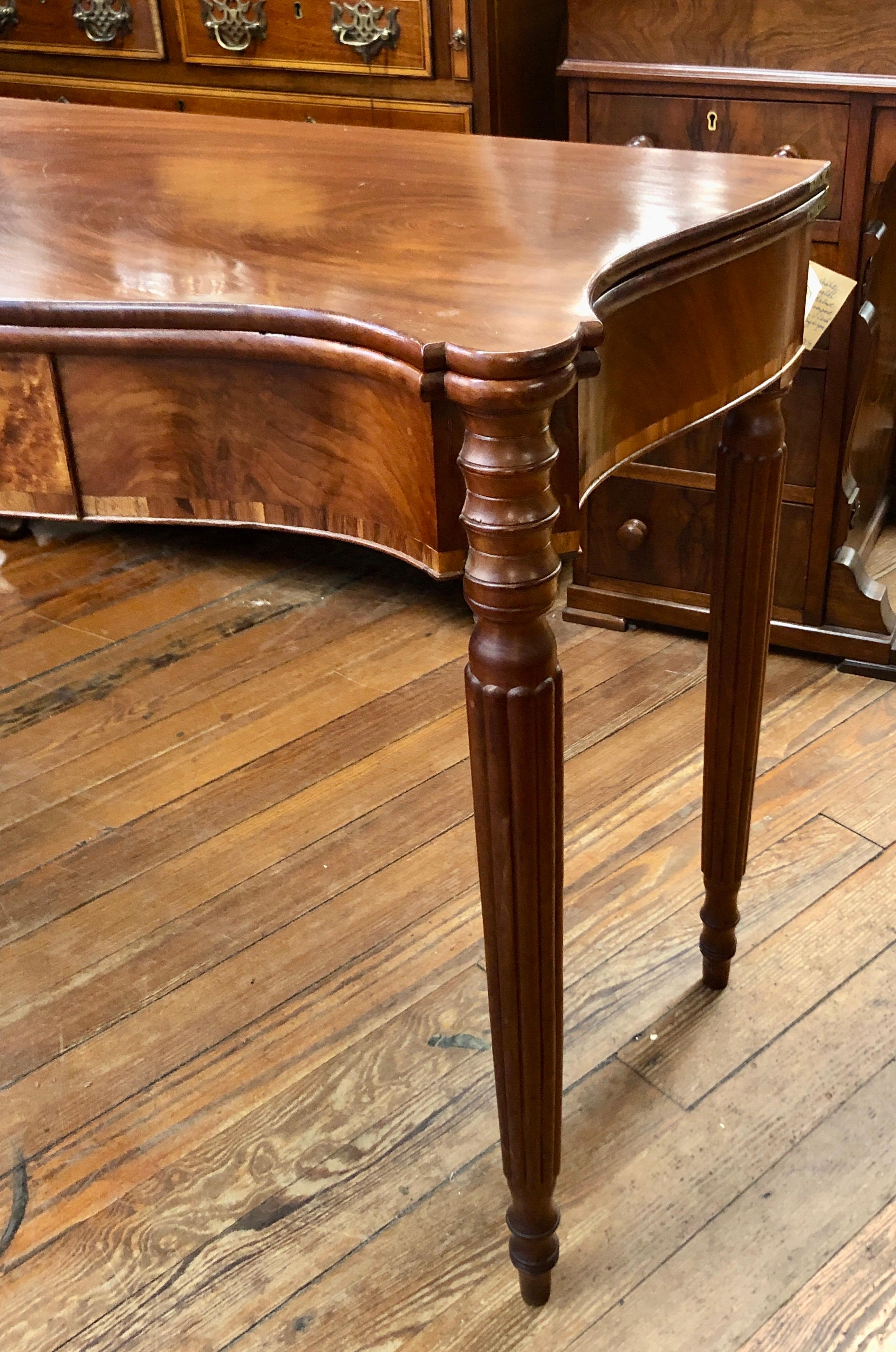 Early 19th Century Antique American Federal Mahog. & Birch Flap-Top Games Table In Good Condition For Sale In Charleston, SC