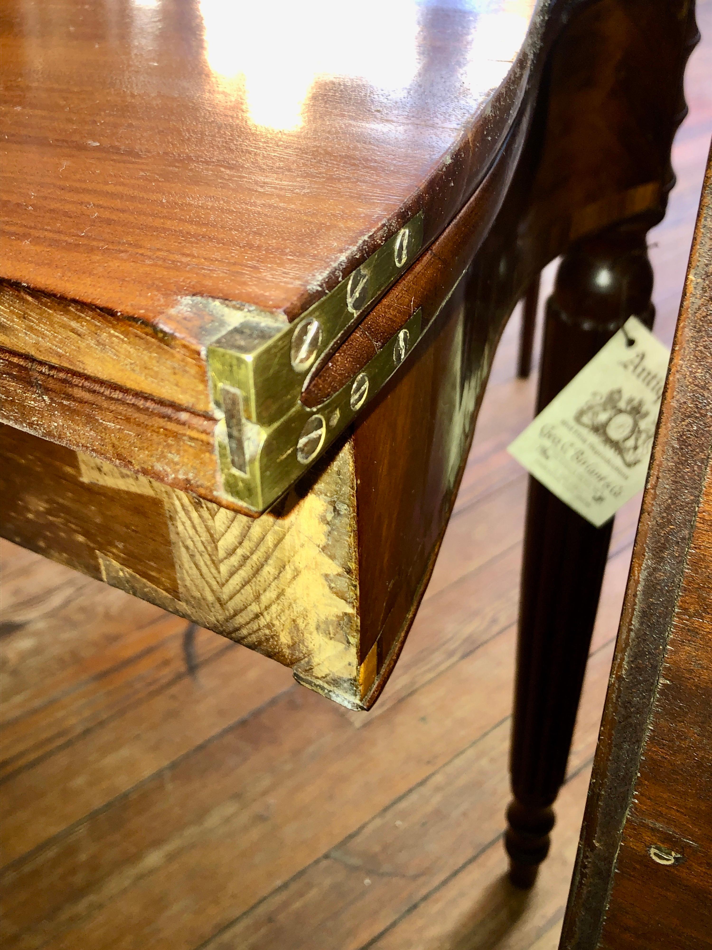 Ancienne table de jeu fdrale amricaine du dbut du XIXe sicle en acajou et bouleau avec plateau  rabat Bon état - En vente à Charleston, SC