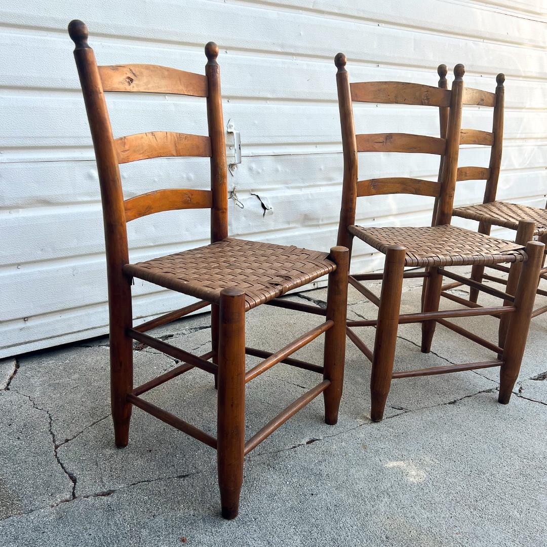 Juego de 4 sillas de comedor Shaker con respaldo de escalera, antiguas, americanas, de principios del siglo XIX Estadounidense