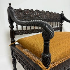 Sillón antiguo angloindio de principios del siglo XIX con asiento de caña de ébano tallado