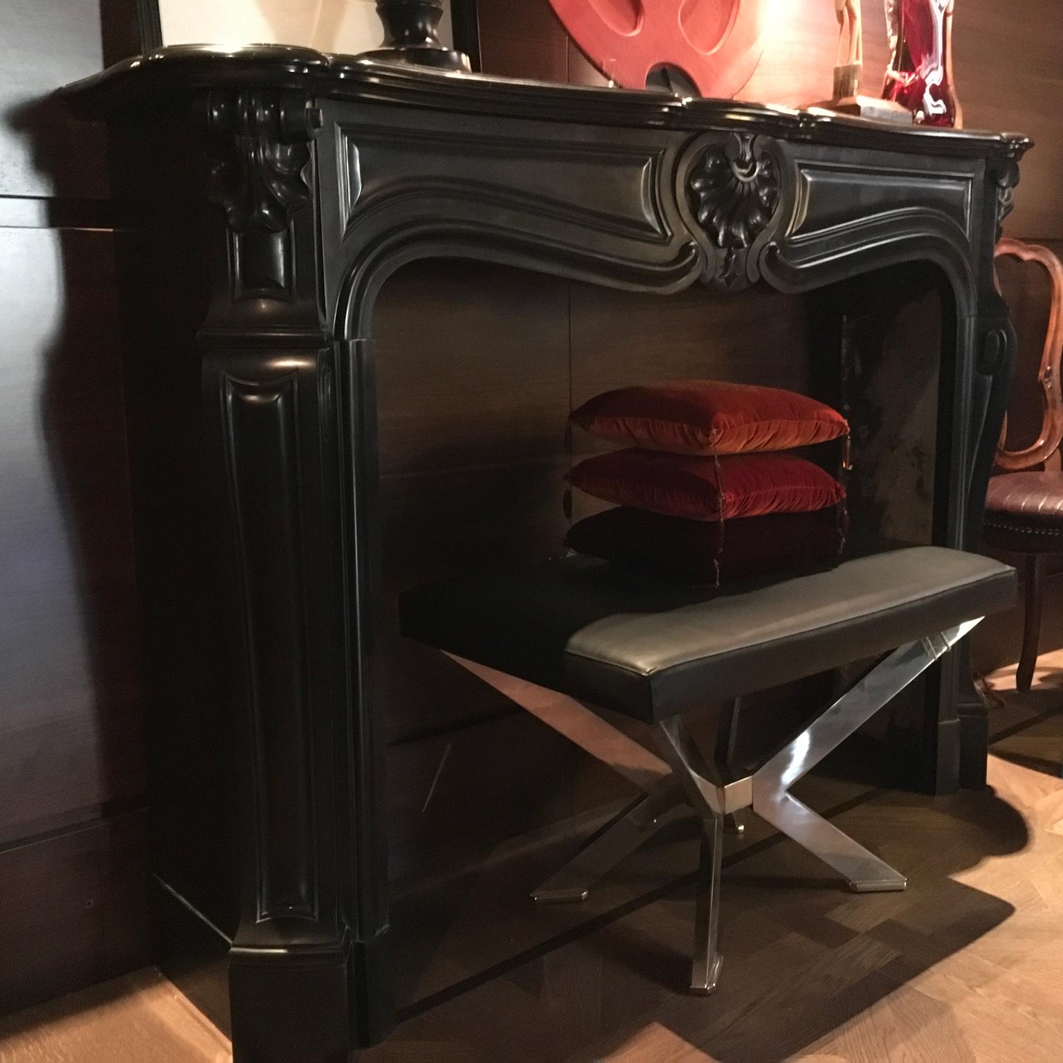This original French fireplace is hand carved in Belgian black marble. Beautiful, elegant and contemporary for his dramatic presence and fashion color.
Wonderful richly of carved details. When a cool material becomes warm and lives.
The photos shown