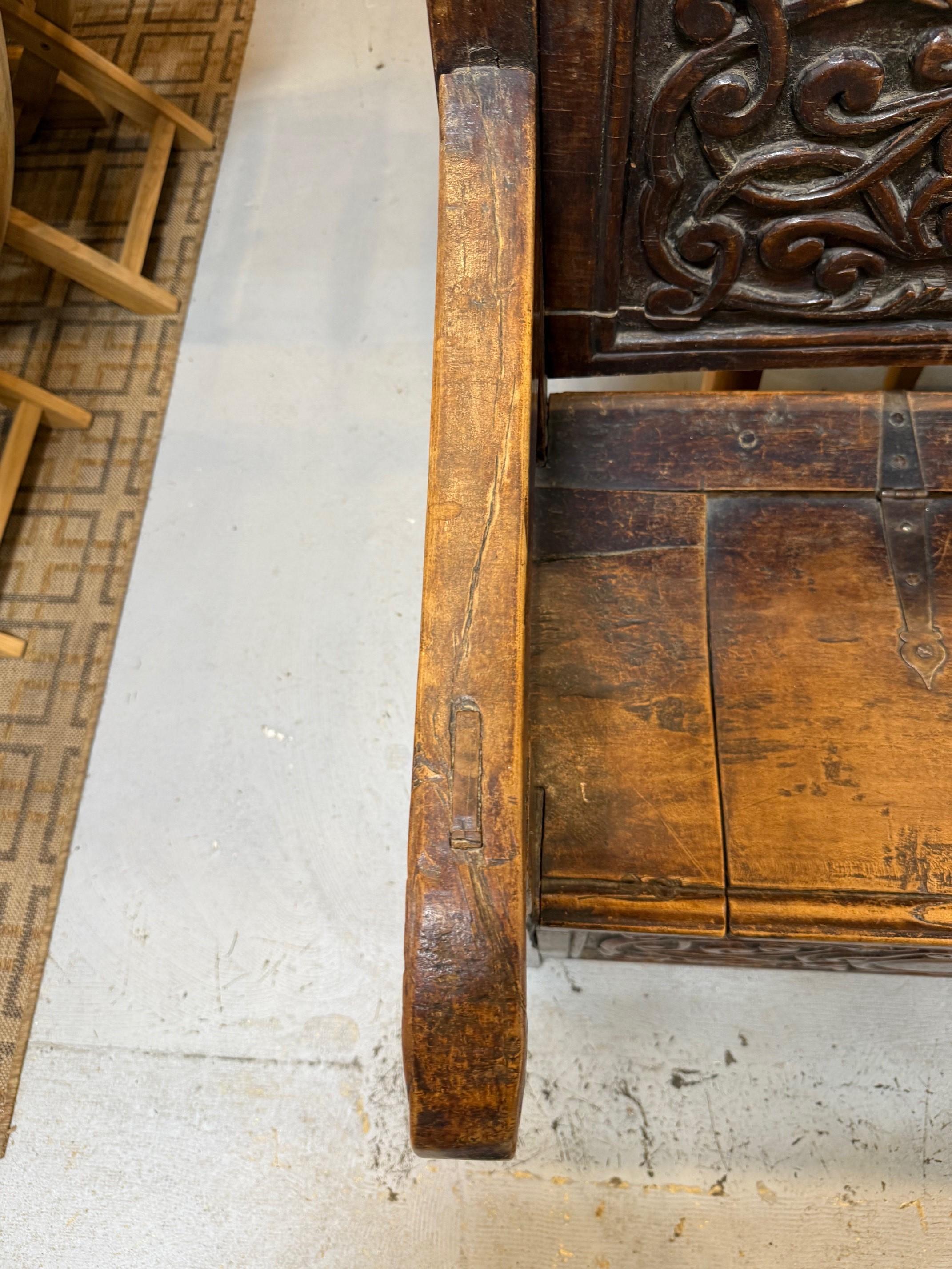 Banc de rangement en bois sculpté ancien du début du 19e siècle en vente 3