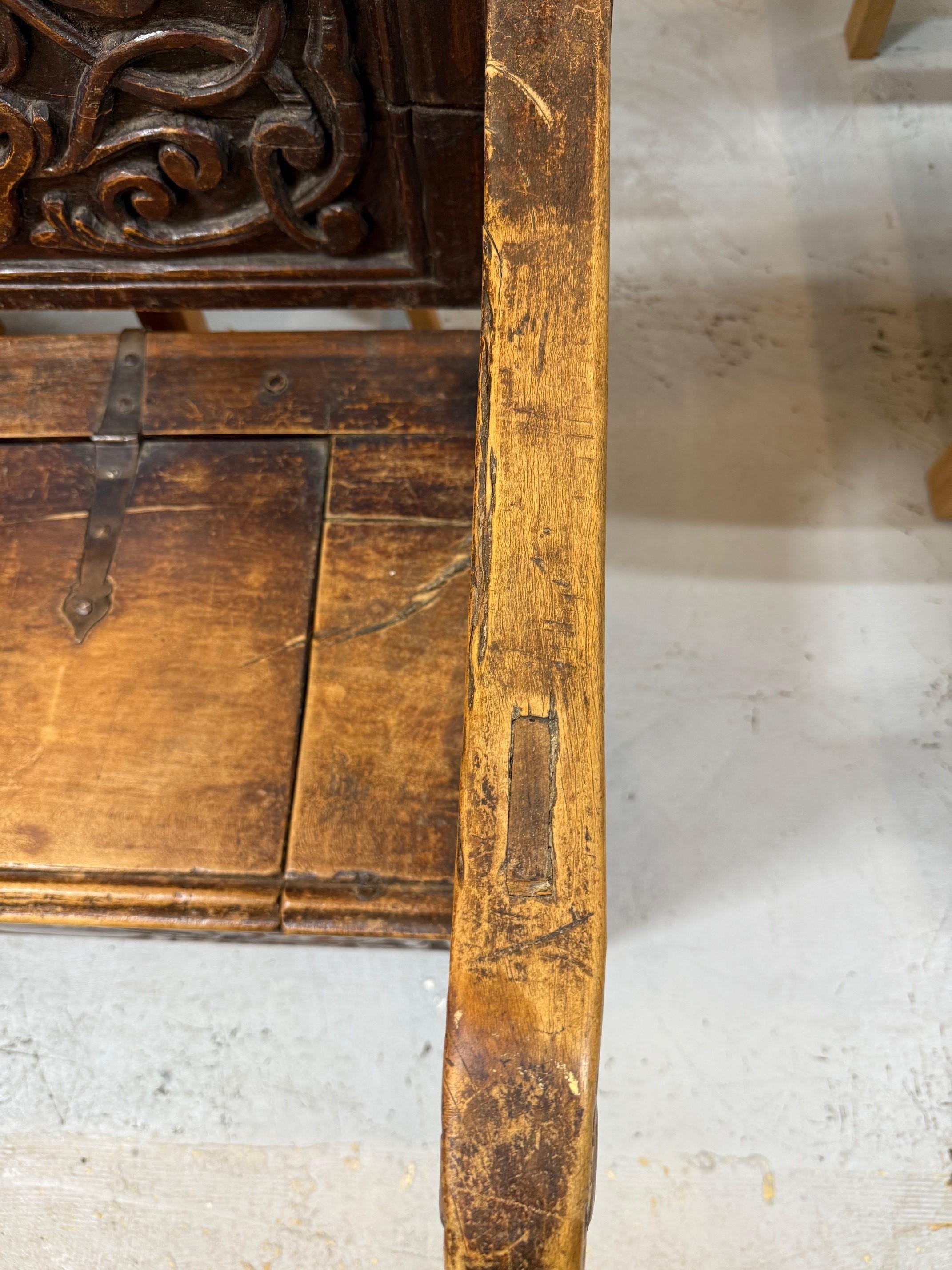 Banc de rangement en bois sculpté ancien du début du 19e siècle en vente 4
