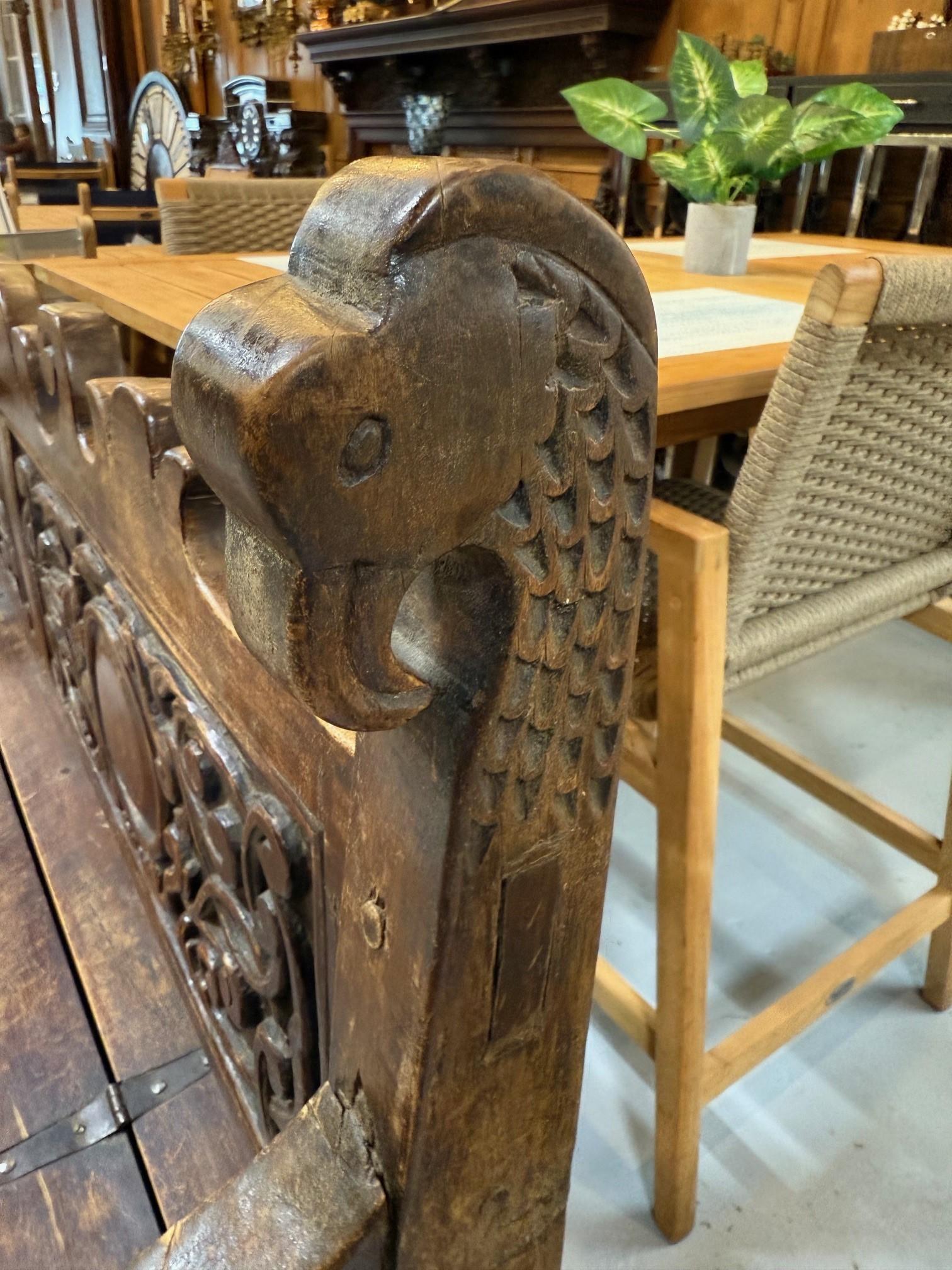Banc de rangement en bois sculpté ancien du début du 19e siècle en vente 5