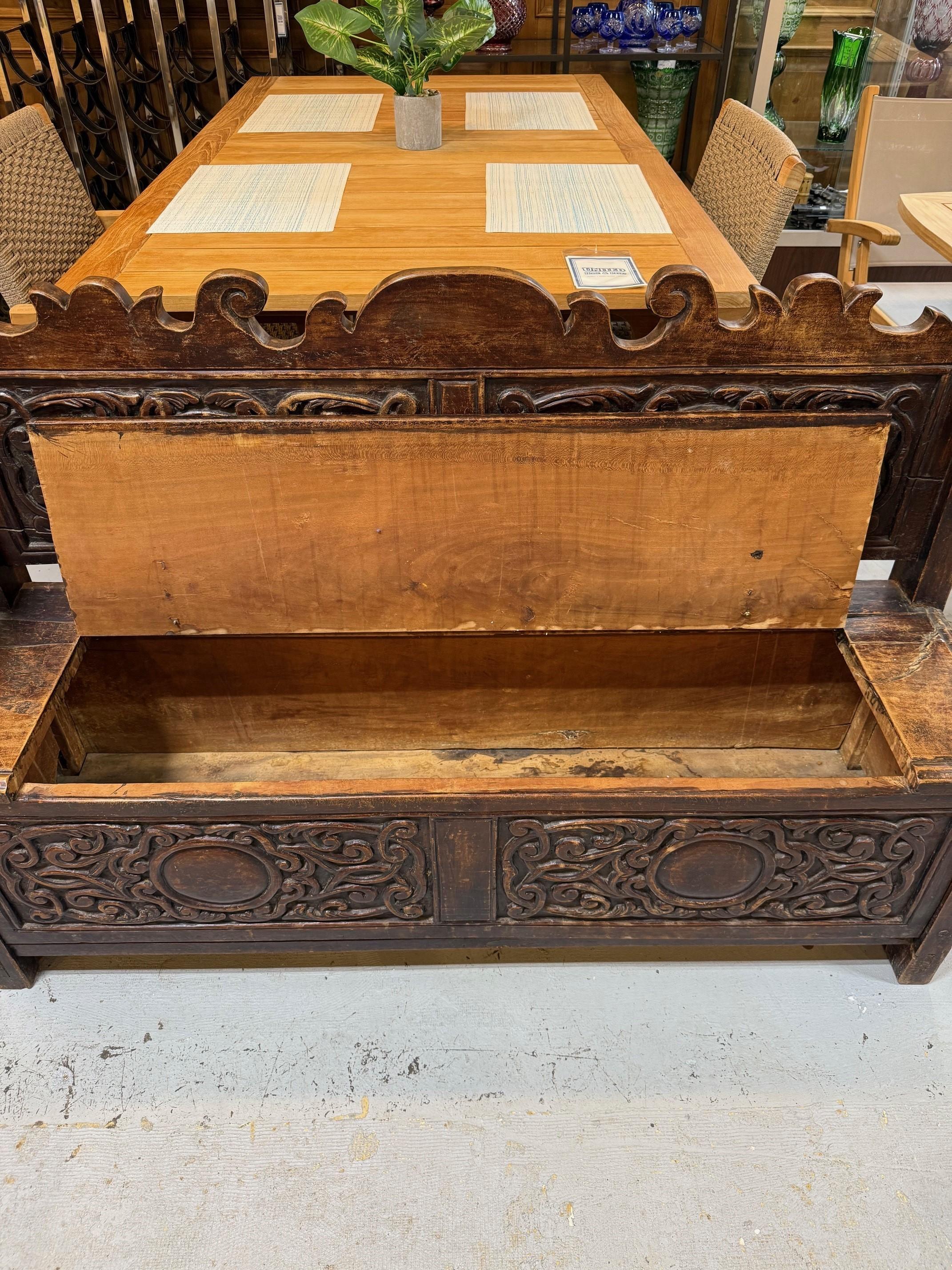Banc de rangement en bois sculpté ancien du début du 19e siècle en vente 6