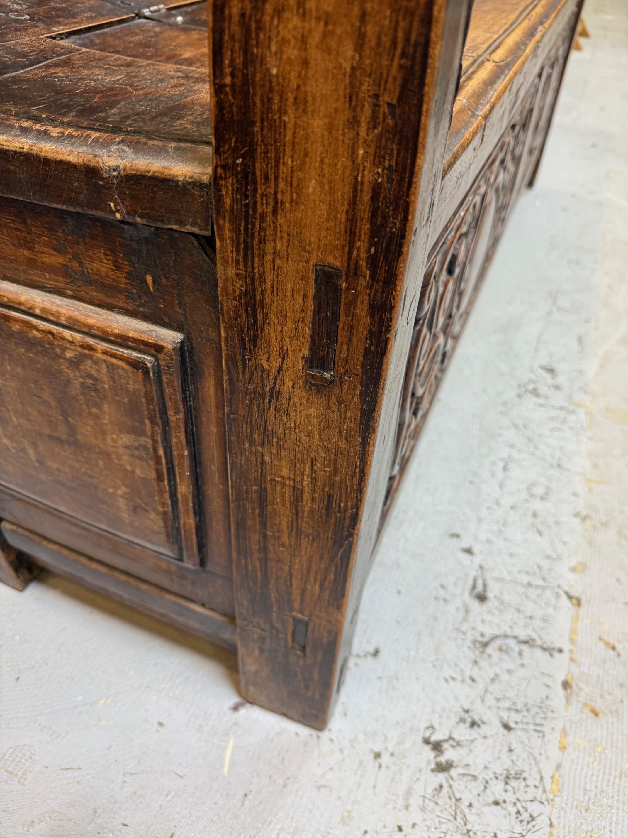 Banc de rangement en bois sculpté ancien du début du 19e siècle en vente 7