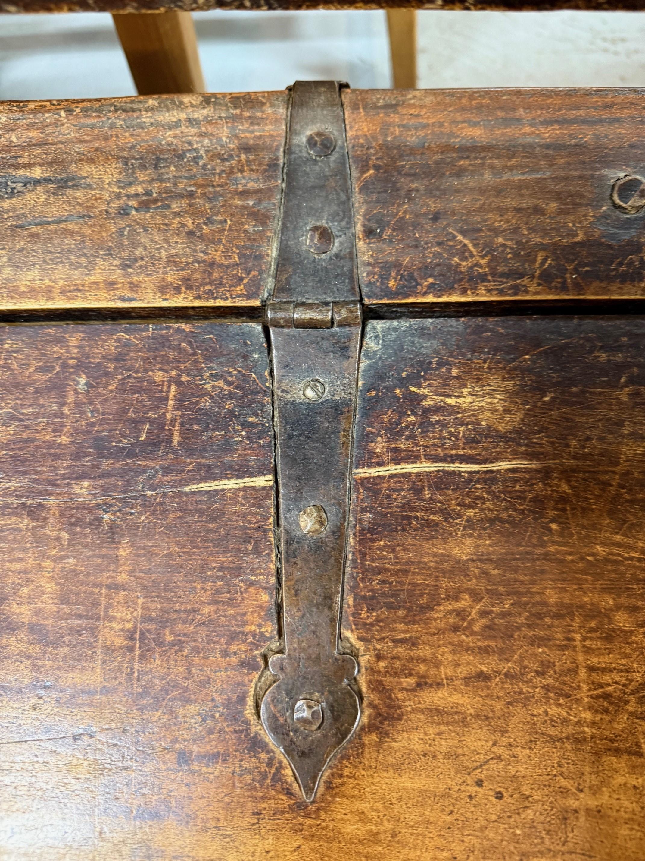Banc de rangement en bois sculpté ancien du début du 19e siècle en vente 8
