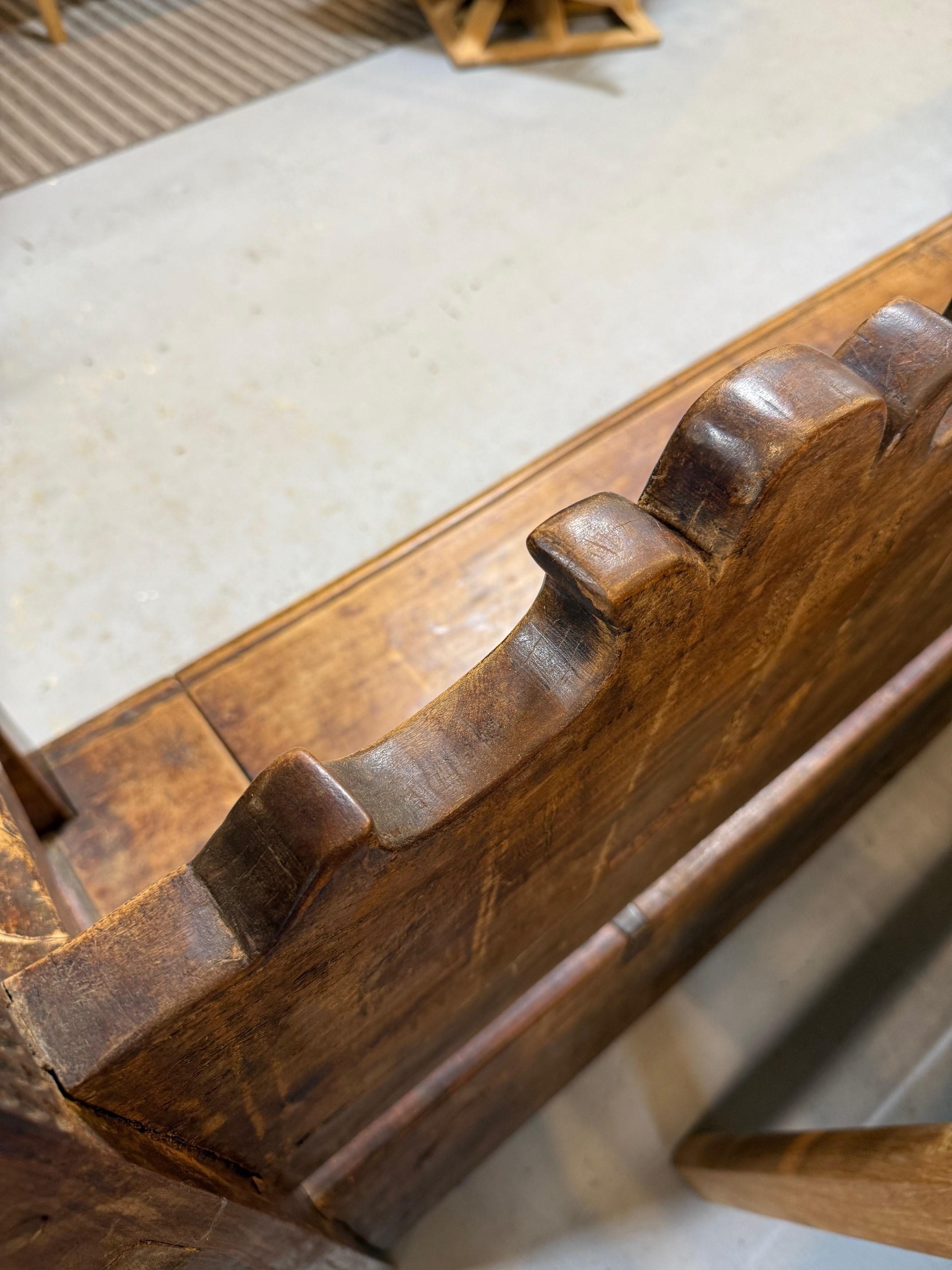Banc de rangement en bois sculpté ancien du début du 19e siècle en vente 9