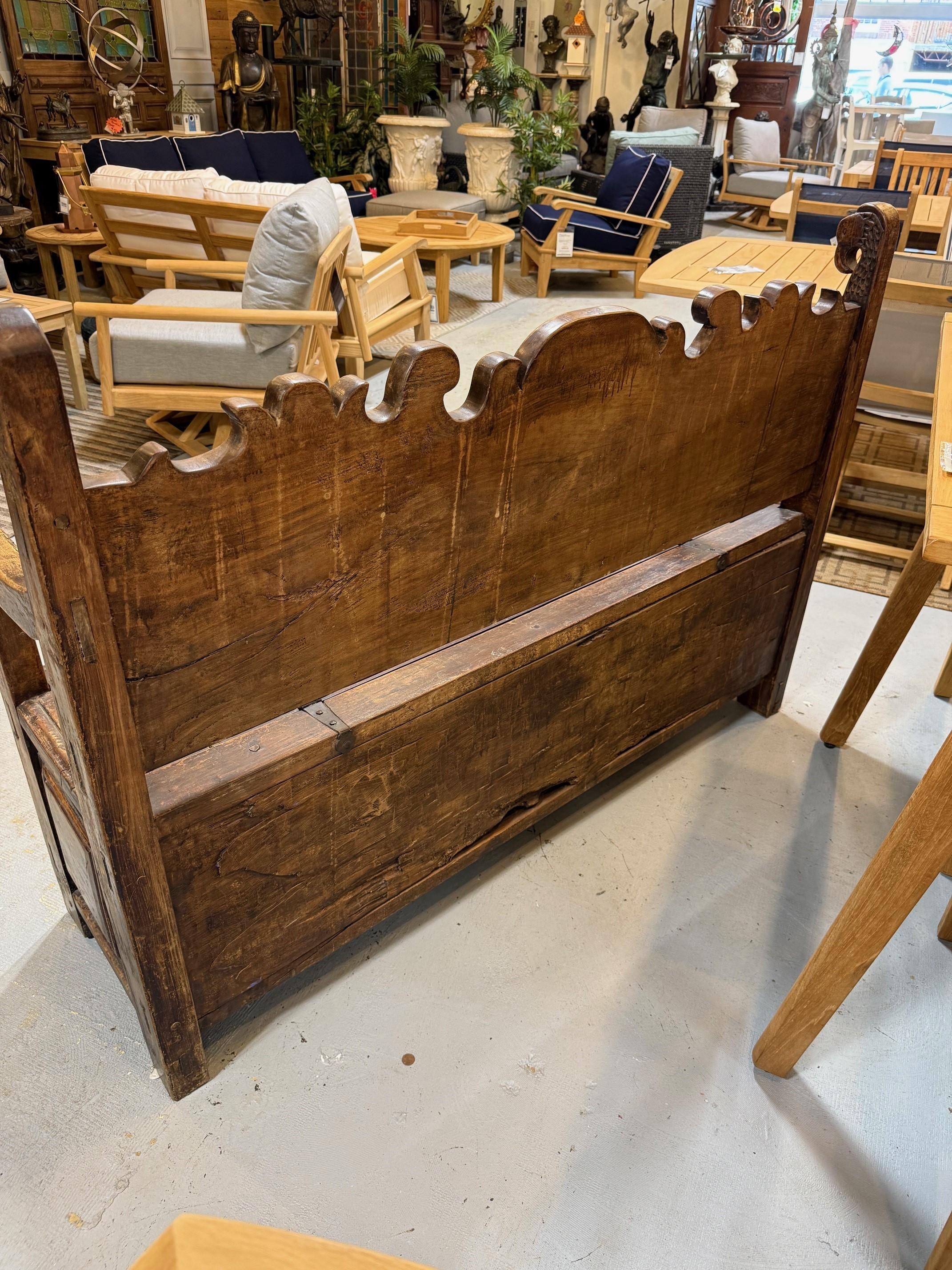 Banc de rangement en bois sculpté ancien du début du 19e siècle en vente 10