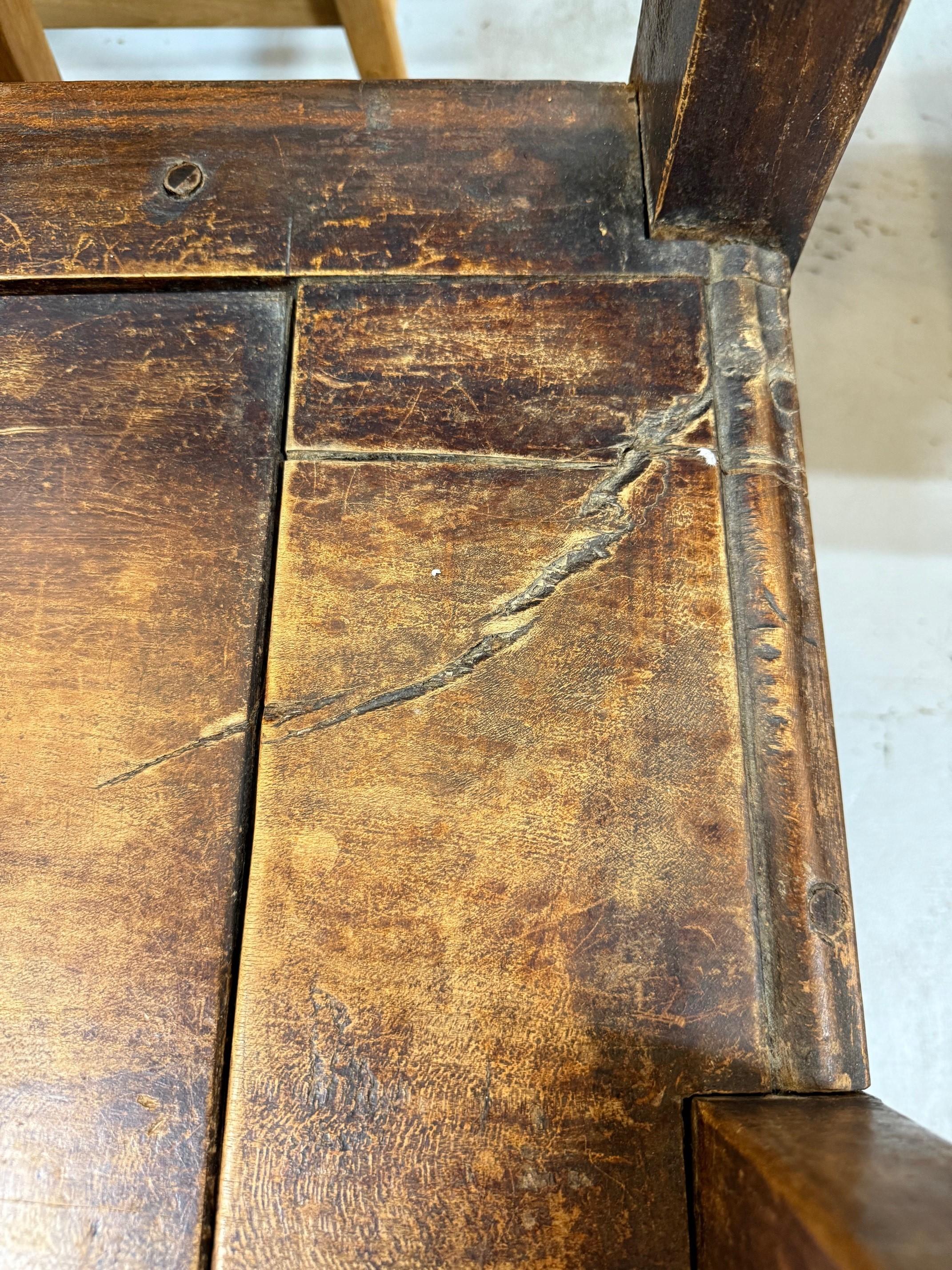 Banc de rangement en bois sculpté ancien du début du 19e siècle en vente 12