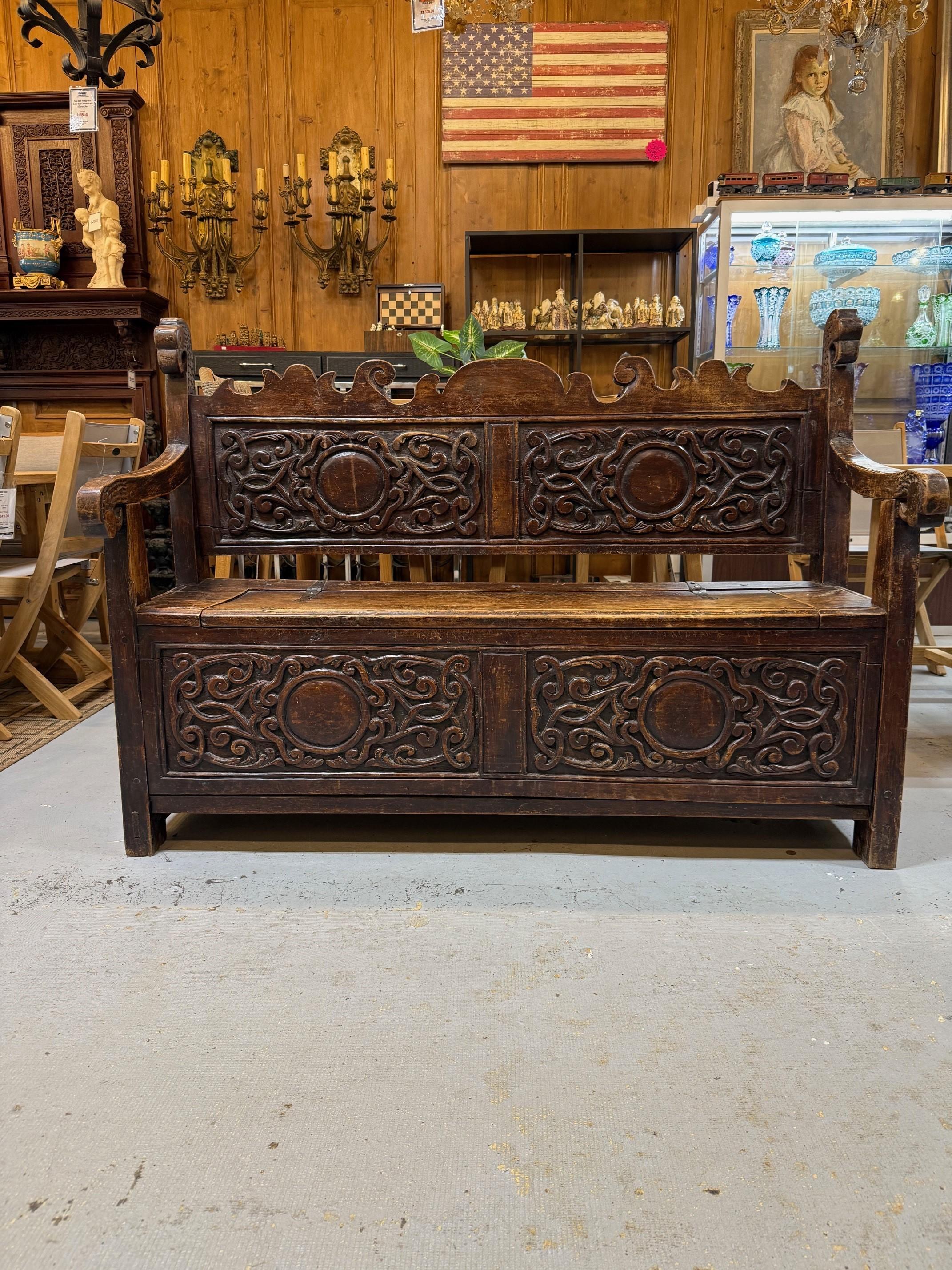 Européen Banc de rangement en bois sculpté ancien du début du 19e siècle en vente