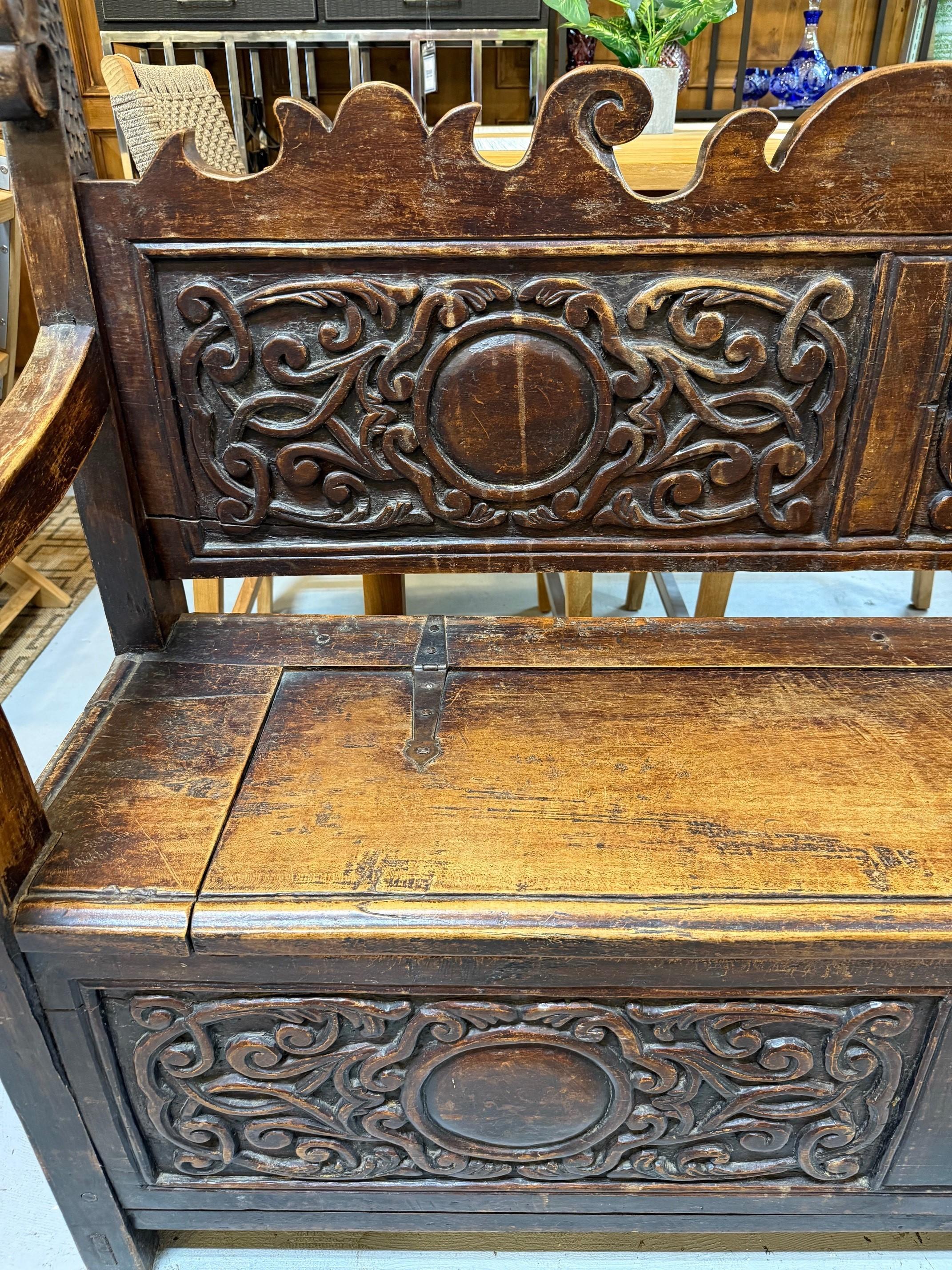Sculpté à la main Banc de rangement en bois sculpté ancien du début du 19e siècle en vente