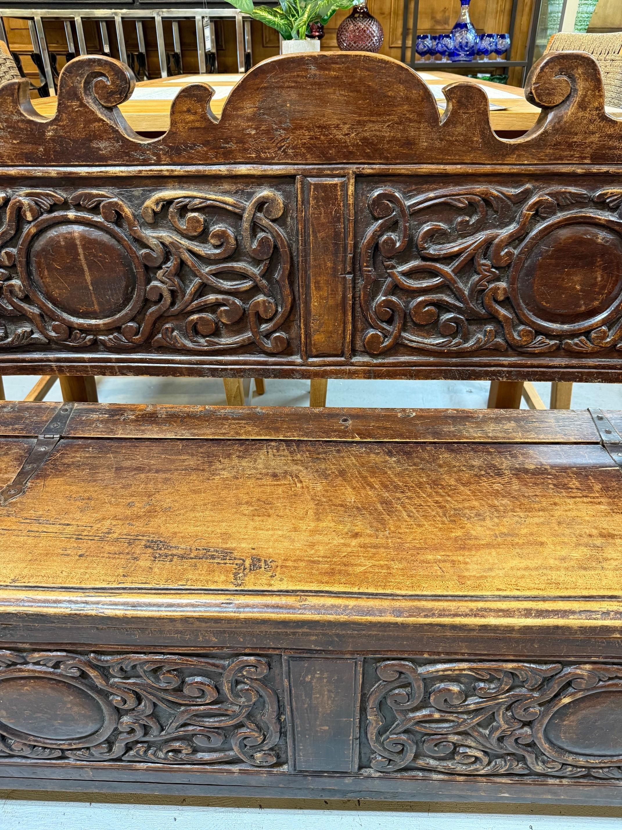 Banc de rangement en bois sculpté ancien du début du 19e siècle Bon état - En vente à Stamford, CT