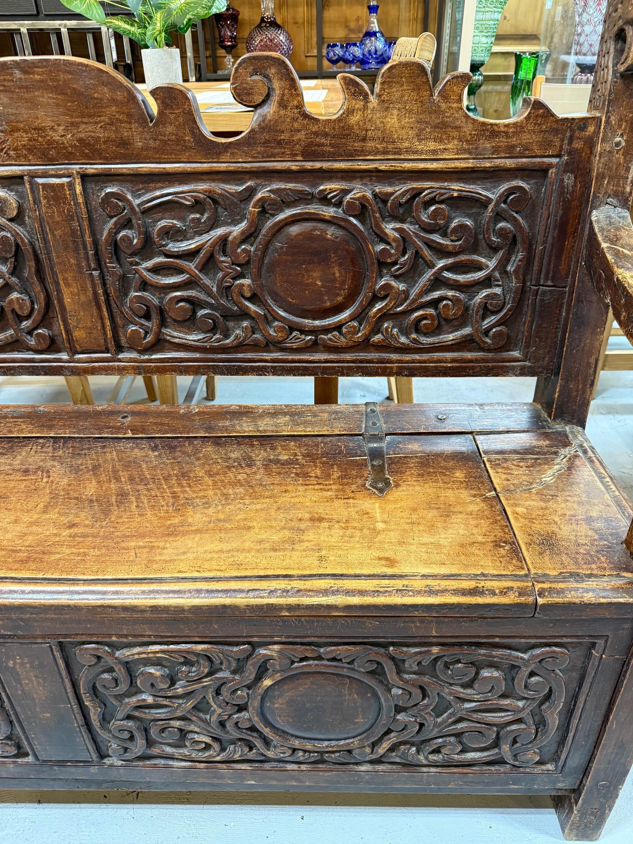 XIXe siècle Banc de rangement en bois sculpté ancien du début du 19e siècle en vente