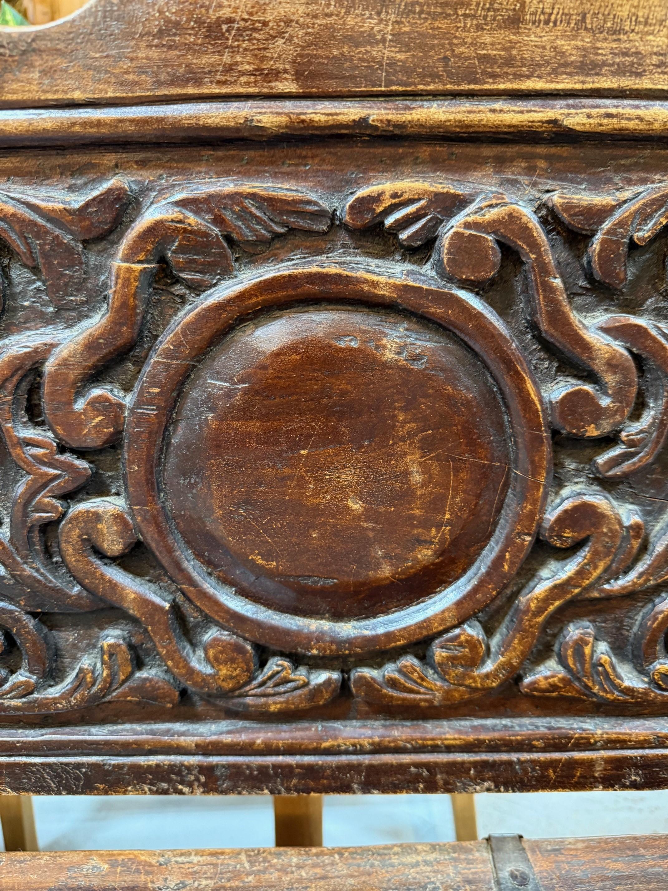 Bois Banc de rangement en bois sculpté ancien du début du 19e siècle en vente
