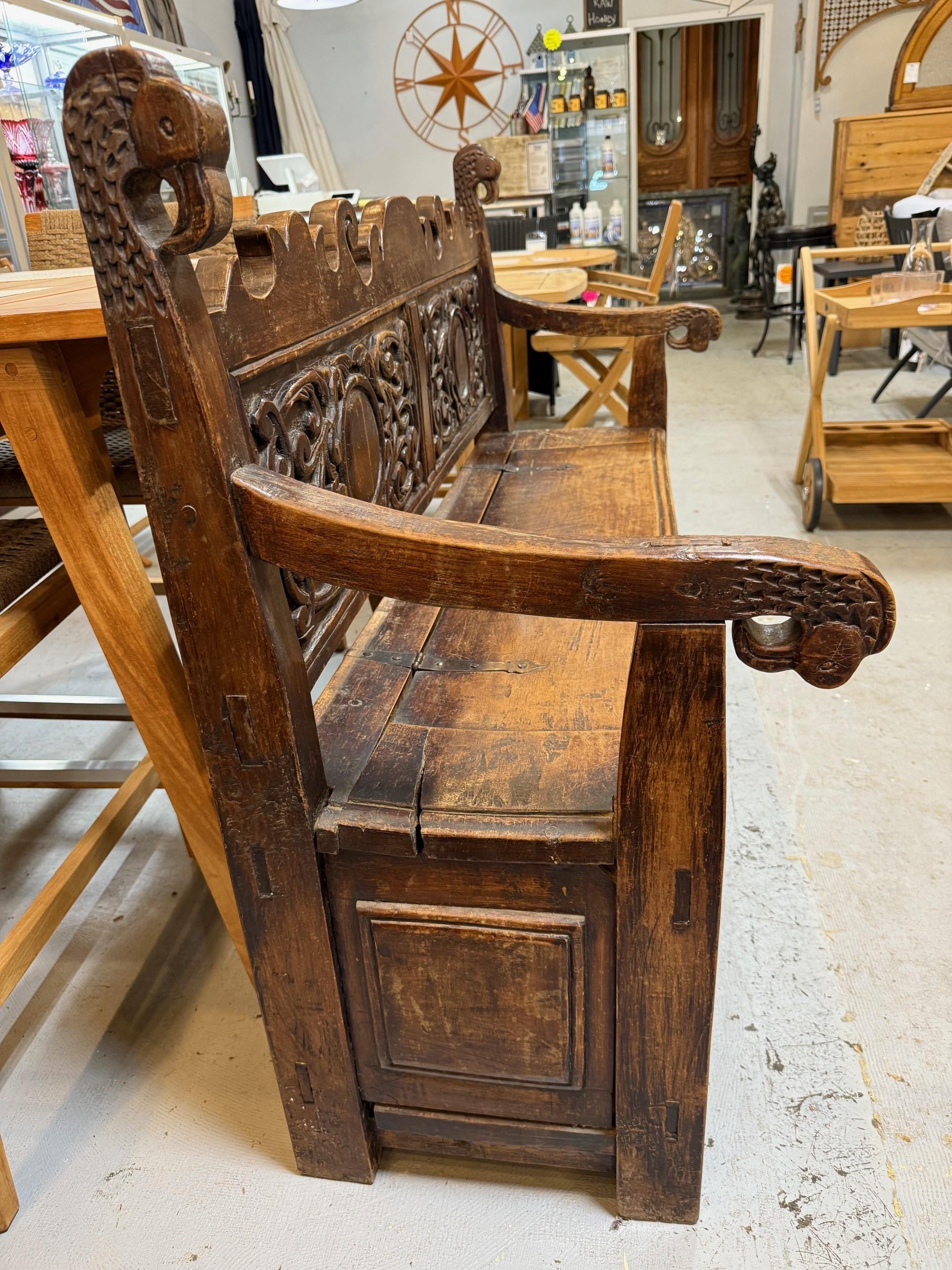 Banc de rangement en bois sculpté ancien du début du 19e siècle en vente 1