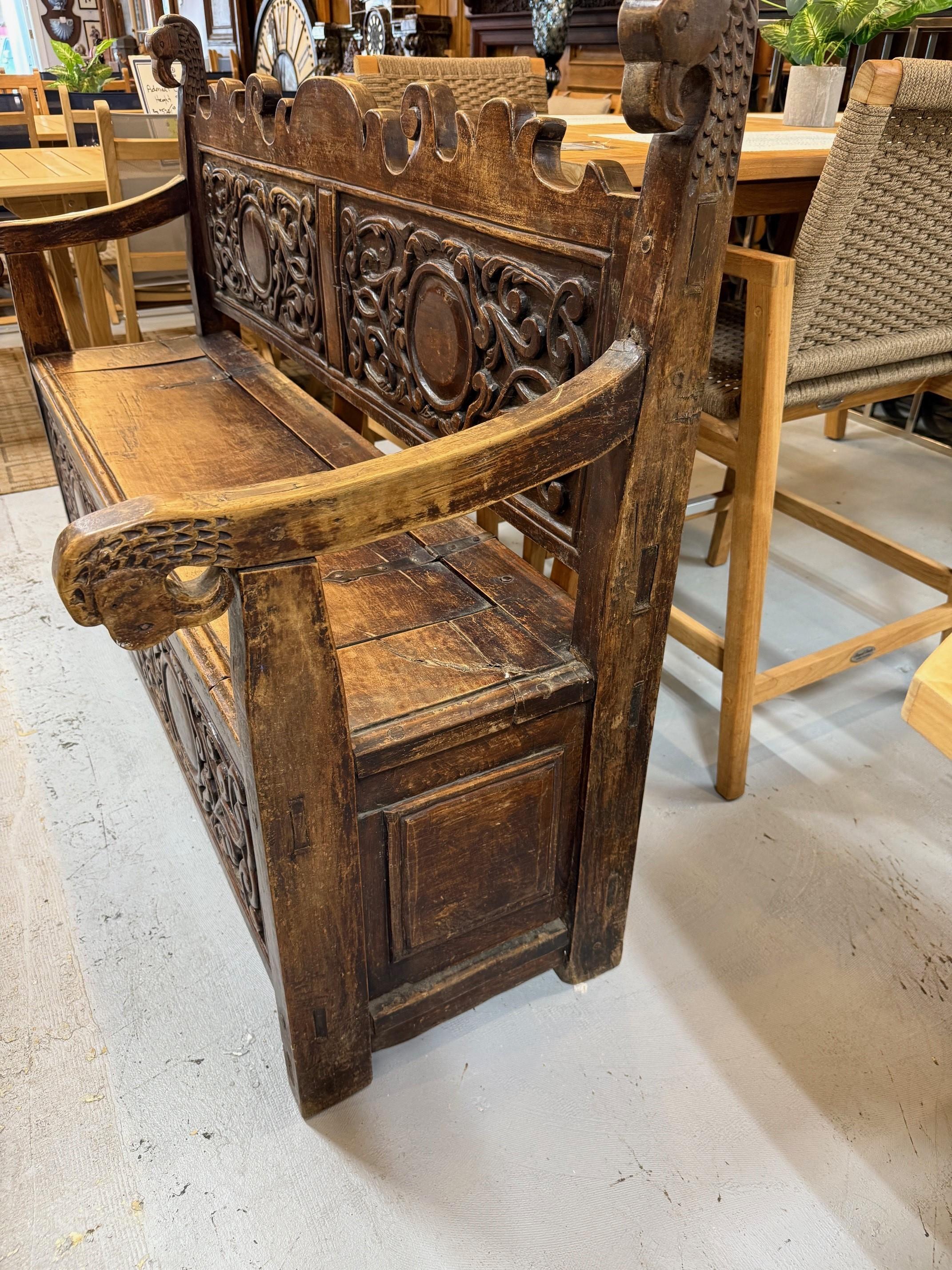 Banc de rangement en bois sculpté ancien du début du 19e siècle en vente 2